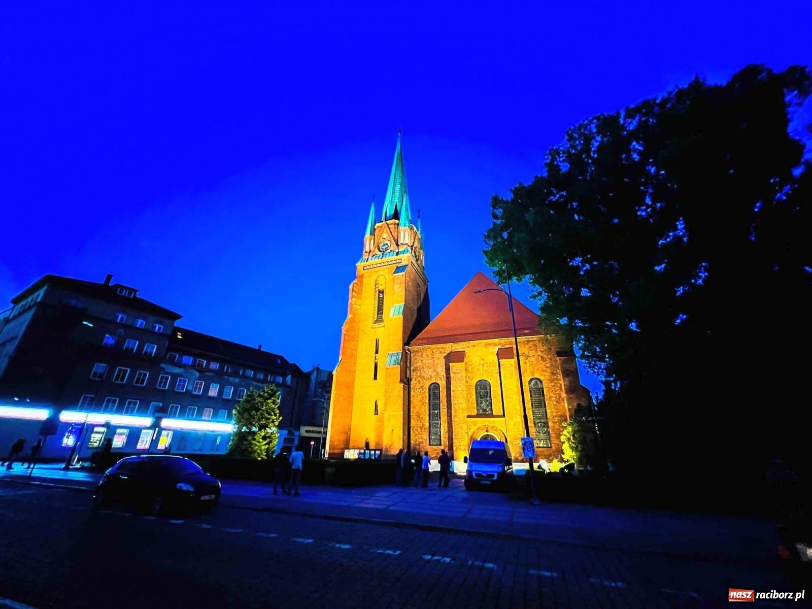Zdjęcie w galerii na portalu naszraciborz.pl: Raciborskie iluminacje. Zobaczcie, jak podświetlano zabytki i kładkę na Odrze [FOTO i WIDEO] wiadomości z regionu