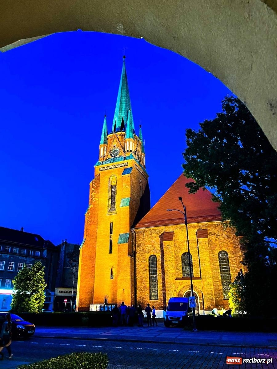 Zdjęcie w galerii na portalu naszraciborz.pl: Raciborskie iluminacje. Zobaczcie, jak podświetlano zabytki i kładkę na Odrze [FOTO i WIDEO] wiadomości z regionu