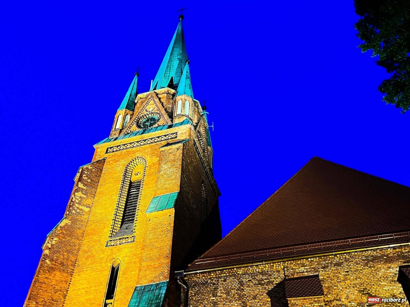 Zdjęcie w galerii na portalu naszraciborz.pl: Raciborskie iluminacje. Zobaczcie, jak podświetlano zabytki i kładkę na Odrze [FOTO i WIDEO] wiadomości z regionu