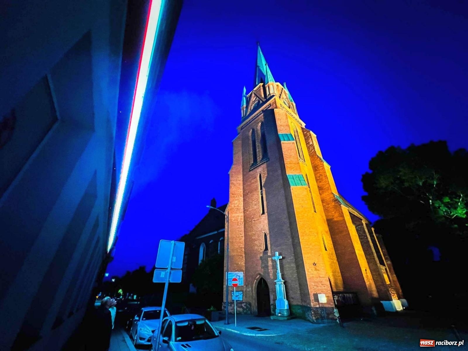 Zdjęcie w galerii na portalu naszraciborz.pl: Raciborskie iluminacje. Zobaczcie, jak podświetlano zabytki i kładkę na Odrze [FOTO i WIDEO] wiadomości z regionu