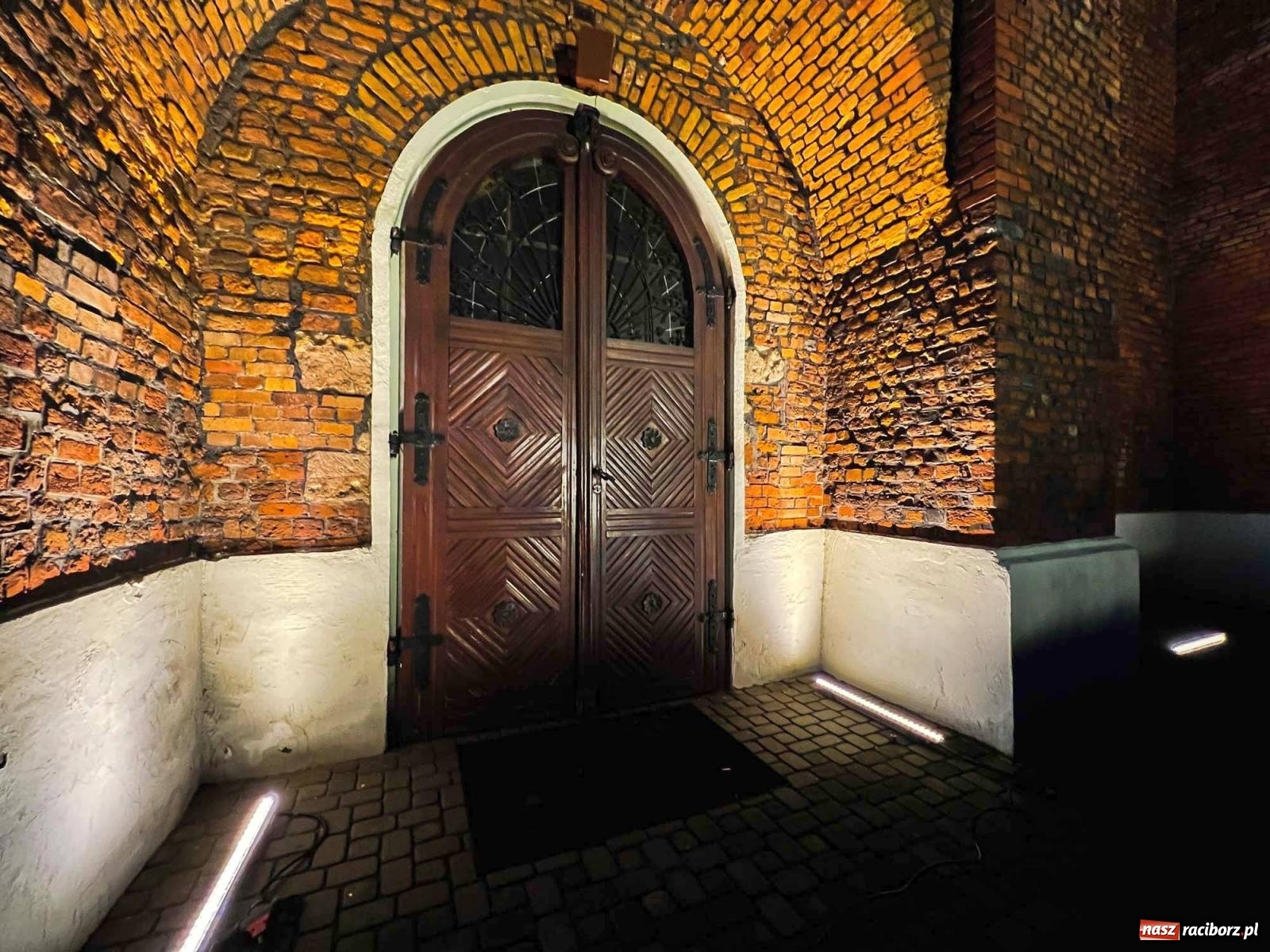 Zdjęcie w galerii na portalu naszraciborz.pl: Raciborskie iluminacje. Zobaczcie, jak podświetlano zabytki i kładkę na Odrze [FOTO i WIDEO] wiadomości z regionu