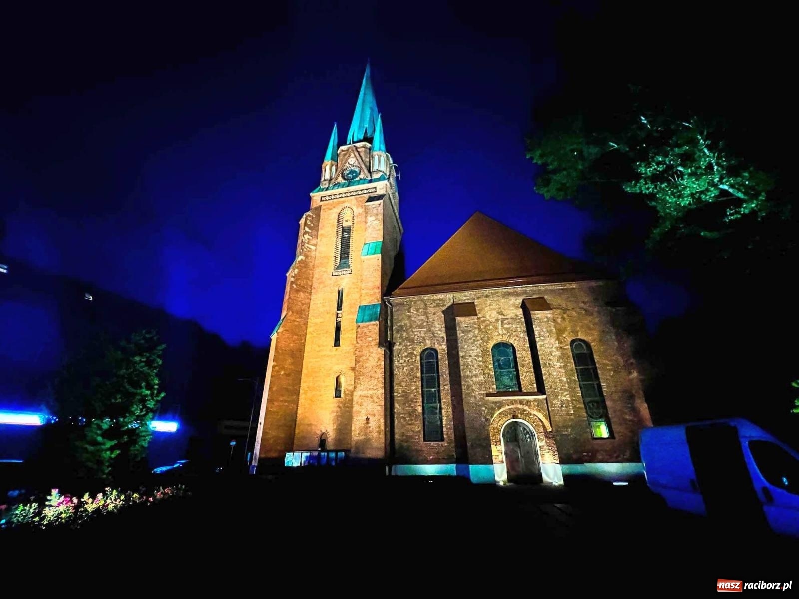 Zdjęcie w galerii na portalu naszraciborz.pl: Raciborskie iluminacje. Zobaczcie, jak podświetlano zabytki i kładkę na Odrze [FOTO i WIDEO] wiadomości z regionu