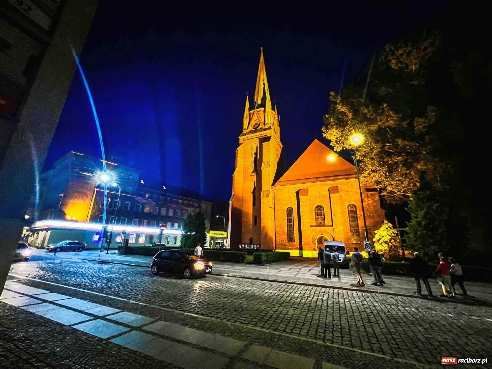 Zdjęcie w galerii na portalu naszraciborz.pl: Raciborskie iluminacje. Zobaczcie, jak podświetlano zabytki i kładkę na Odrze [FOTO i WIDEO] wiadomości z regionu