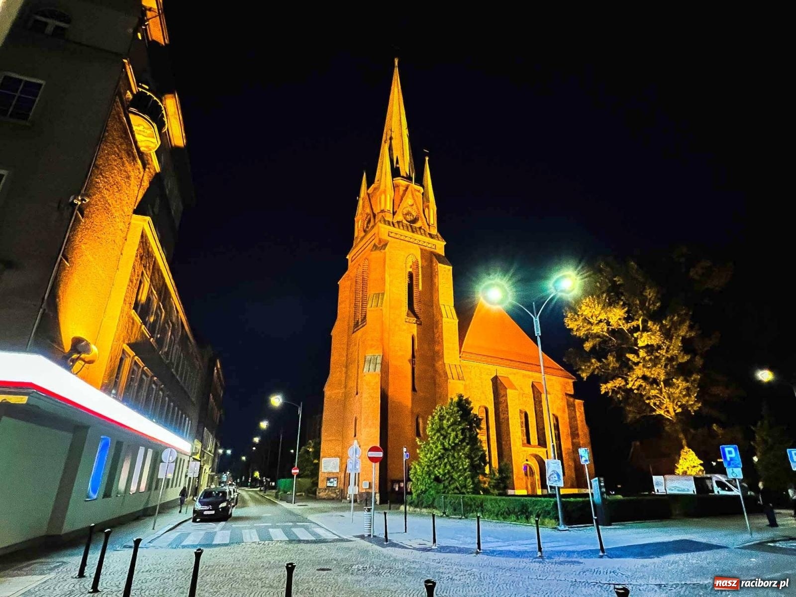 Zdjęcie w galerii na portalu naszraciborz.pl: Raciborskie iluminacje. Zobaczcie, jak podświetlano zabytki i kładkę na Odrze [FOTO i WIDEO] wiadomości z regionu