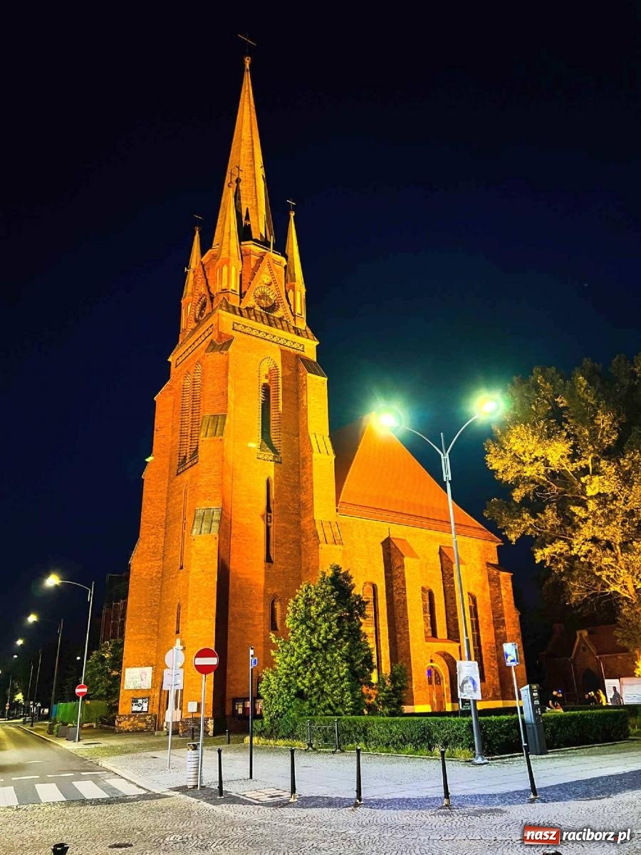 Zdjęcie w galerii na portalu naszraciborz.pl: Raciborskie iluminacje. Zobaczcie, jak podświetlano zabytki i kładkę na Odrze [FOTO i WIDEO] wiadomości z regionu