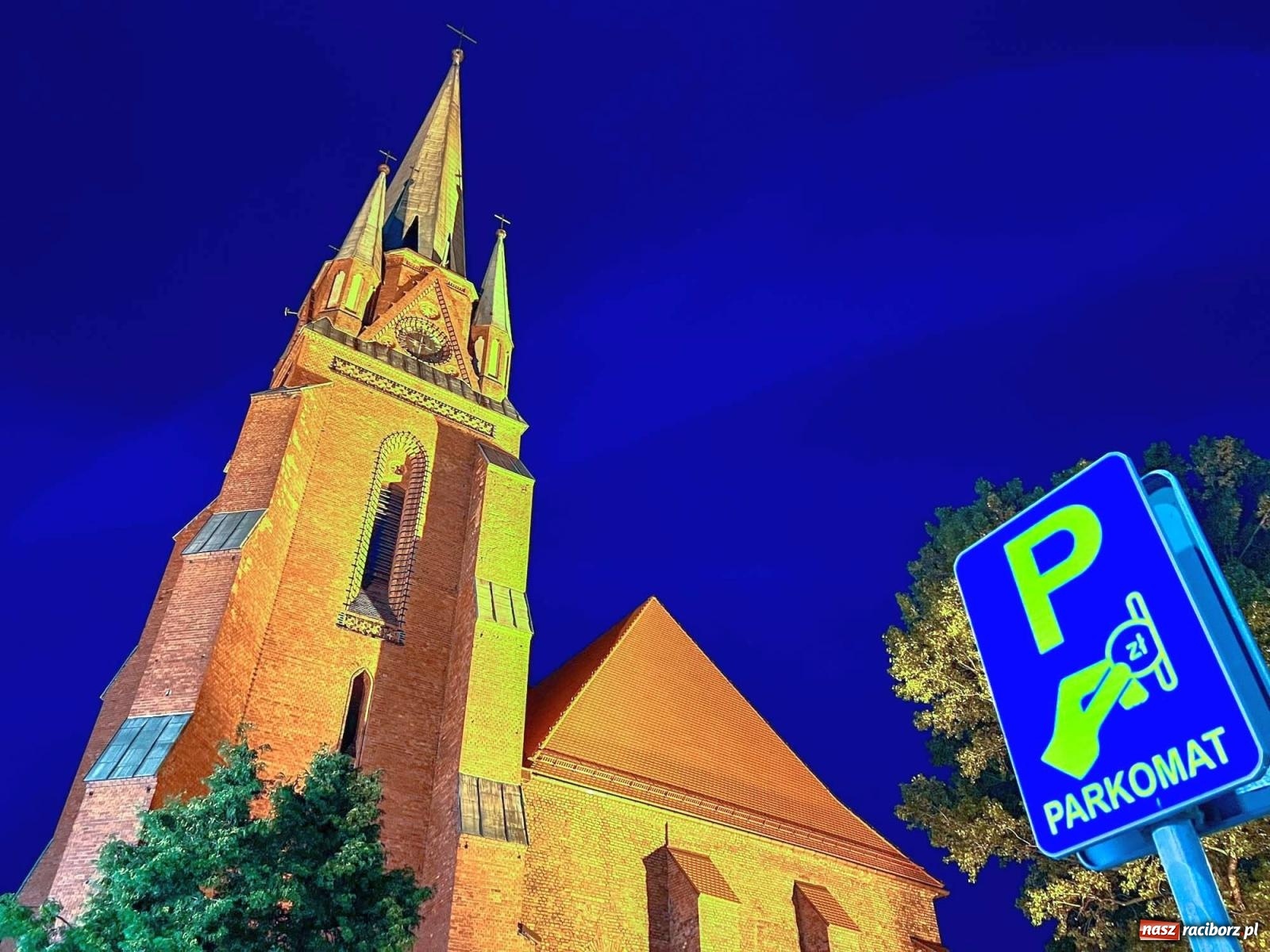 Zdjęcie w galerii na portalu naszraciborz.pl: Raciborskie iluminacje. Zobaczcie, jak podświetlano zabytki i kładkę na Odrze [FOTO i WIDEO] wiadomości z regionu