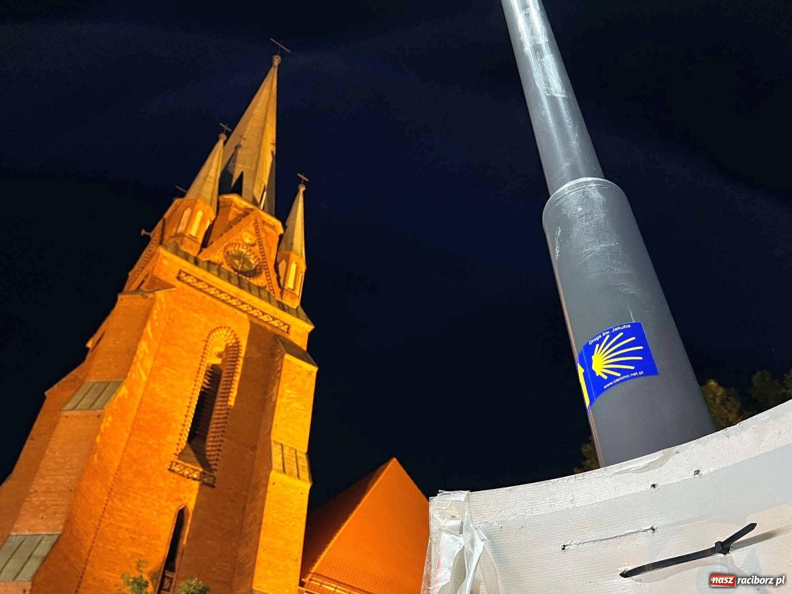 Zdjęcie w galerii na portalu naszraciborz.pl: Raciborskie iluminacje. Zobaczcie, jak podświetlano zabytki i kładkę na Odrze [FOTO i WIDEO] wiadomości z regionu