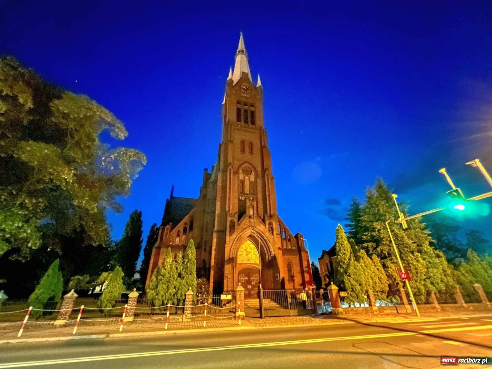 Zdjęcie w galerii na portalu naszraciborz.pl: Raciborskie iluminacje. Zobaczcie, jak podświetlano zabytki i kładkę na Odrze [FOTO i WIDEO] wiadomości z regionu