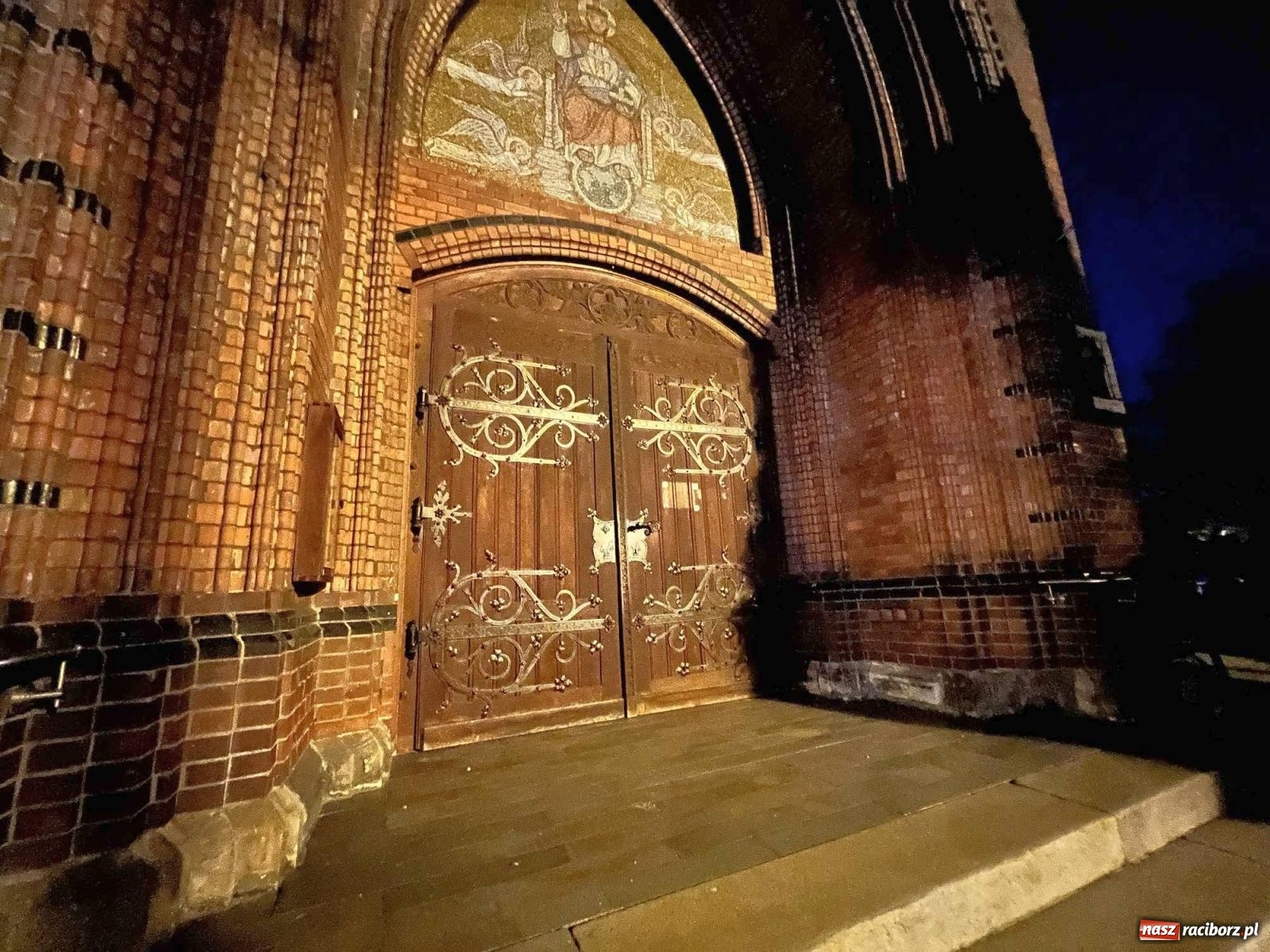 Zdjęcie w galerii na portalu naszraciborz.pl: Raciborskie iluminacje. Zobaczcie, jak podświetlano zabytki i kładkę na Odrze [FOTO i WIDEO] wiadomości z regionu