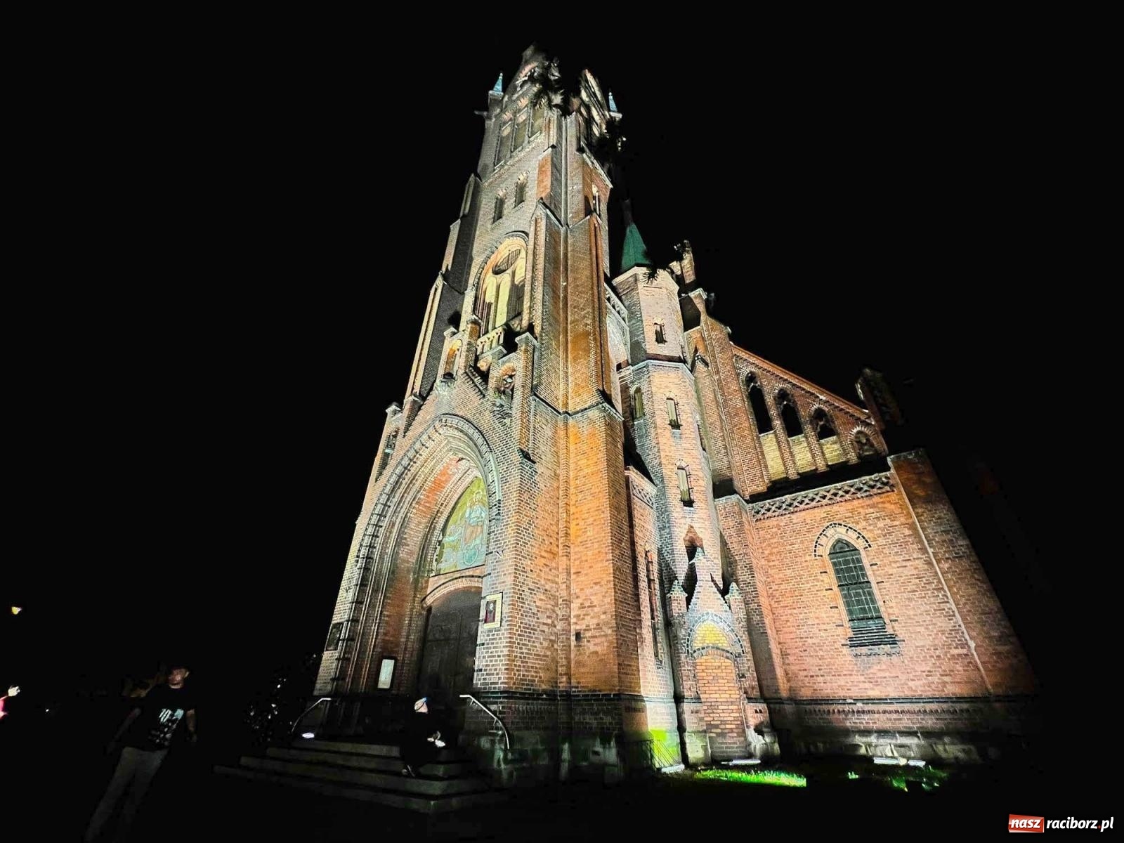 Zdjęcie w galerii na portalu naszraciborz.pl: Raciborskie iluminacje. Zobaczcie, jak podświetlano zabytki i kładkę na Odrze [FOTO i WIDEO] wiadomości z regionu