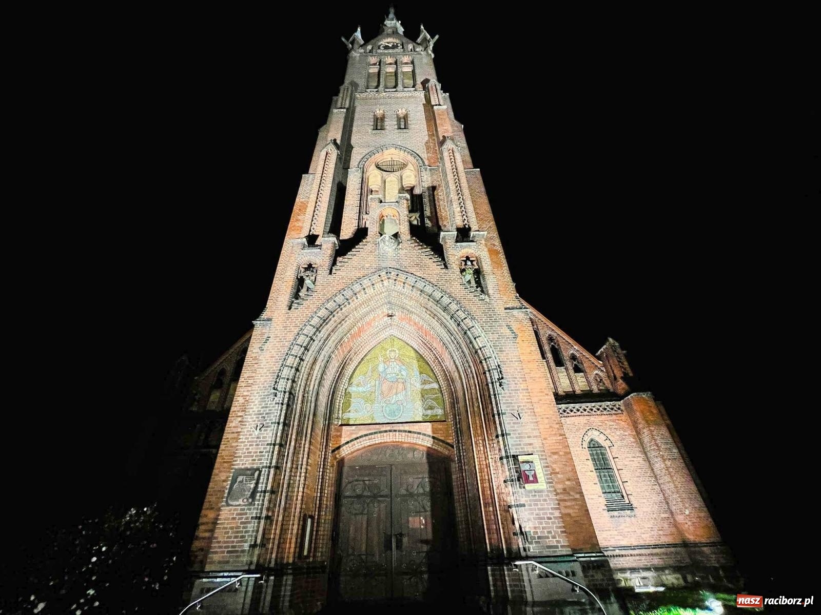 Zdjęcie w galerii na portalu naszraciborz.pl: Raciborskie iluminacje. Zobaczcie, jak podświetlano zabytki i kładkę na Odrze [FOTO i WIDEO] wiadomości z regionu