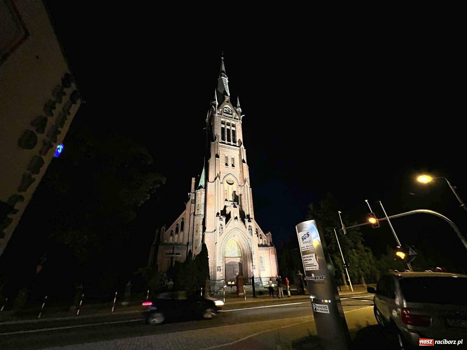 Zdjęcie w galerii na portalu naszraciborz.pl: Raciborskie iluminacje. Zobaczcie, jak podświetlano zabytki i kładkę na Odrze [FOTO i WIDEO] wiadomości z regionu
