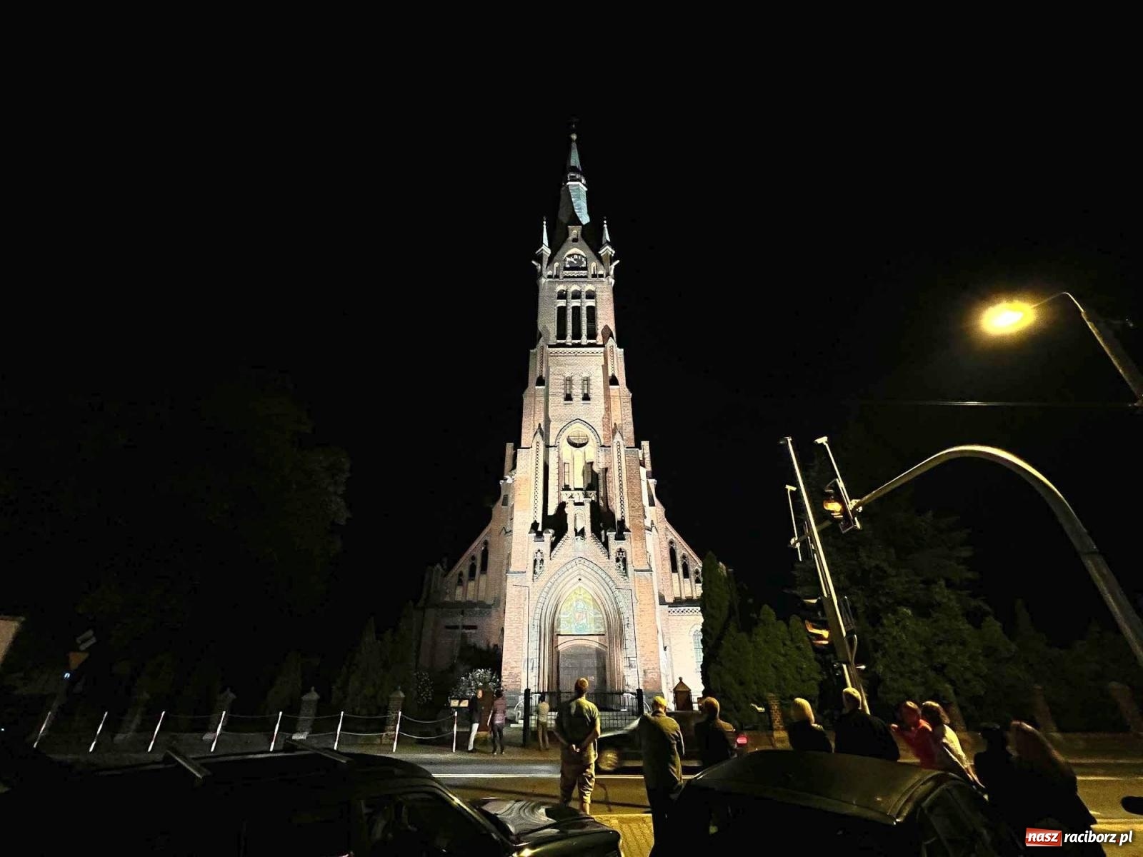 Zdjęcie w galerii na portalu naszraciborz.pl: Raciborskie iluminacje. Zobaczcie, jak podświetlano zabytki i kładkę na Odrze [FOTO i WIDEO] wiadomości z regionu
