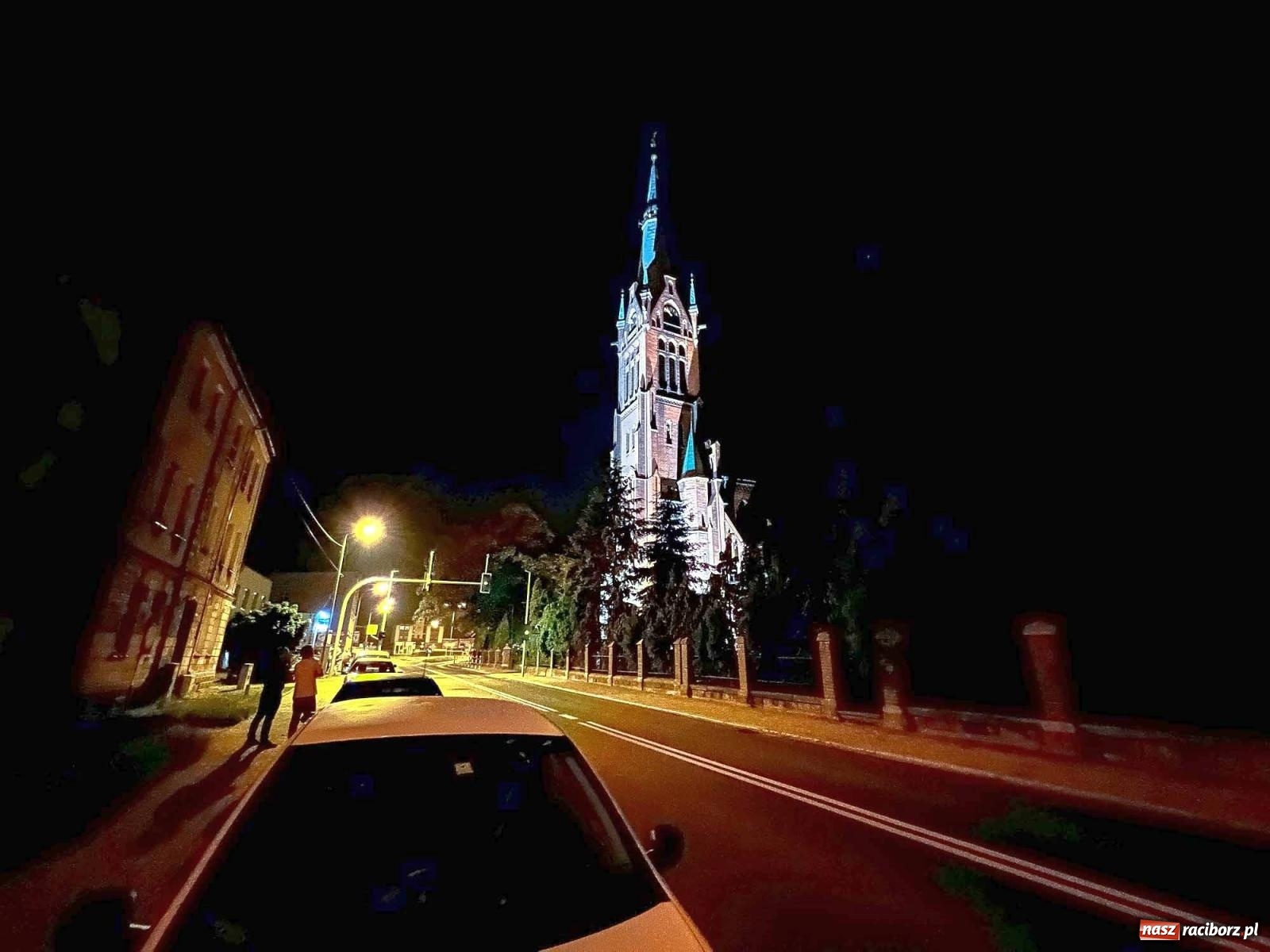 Zdjęcie w galerii na portalu naszraciborz.pl: Raciborskie iluminacje. Zobaczcie, jak podświetlano zabytki i kładkę na Odrze [FOTO i WIDEO] wiadomości z regionu