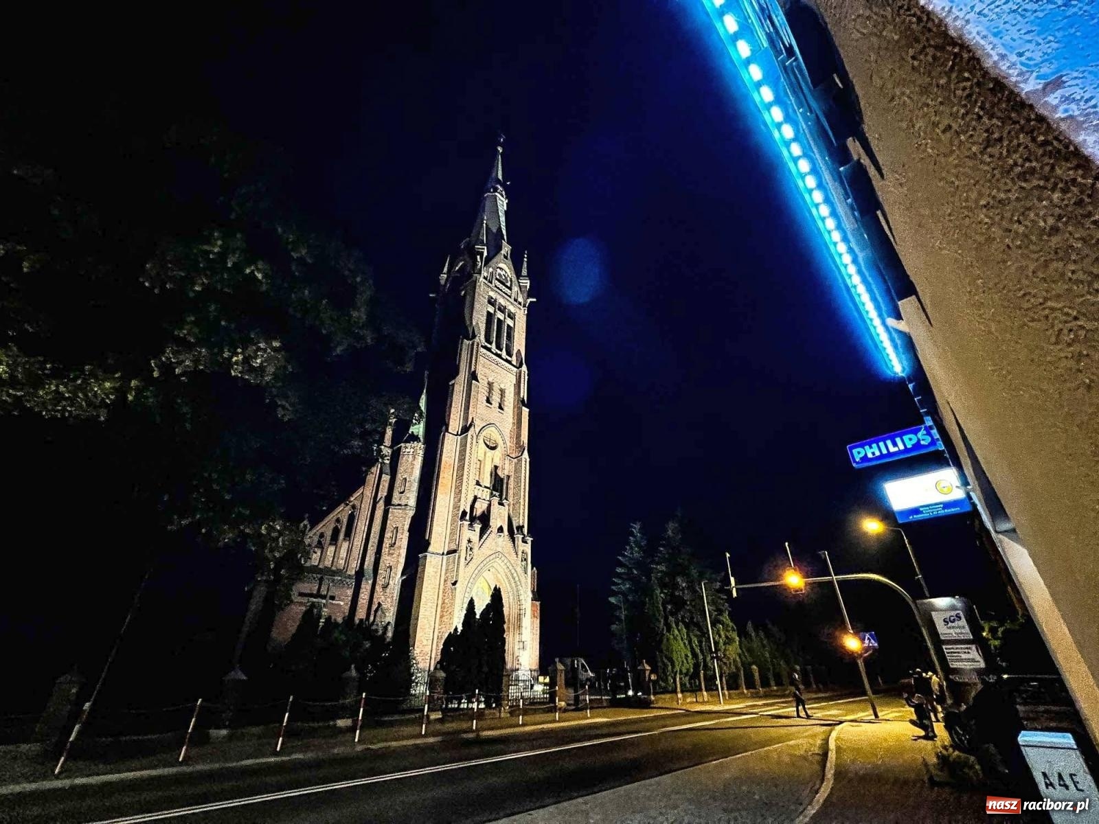 Zdjęcie w galerii na portalu naszraciborz.pl: Raciborskie iluminacje. Zobaczcie, jak podświetlano zabytki i kładkę na Odrze [FOTO i WIDEO] wiadomości z regionu