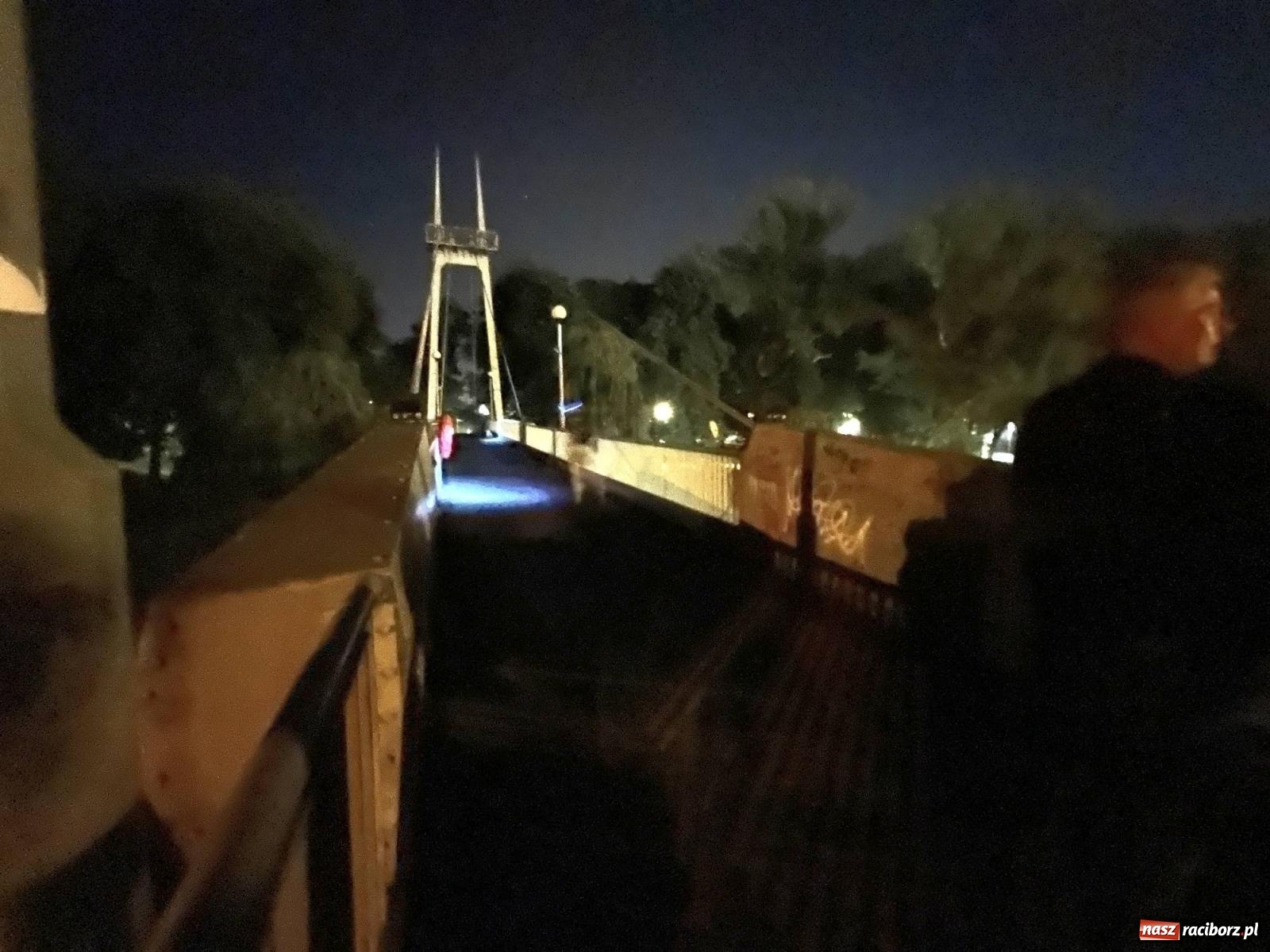 Zdjęcie w galerii na portalu naszraciborz.pl: Raciborskie iluminacje. Zobaczcie, jak podświetlano zabytki i kładkę na Odrze [FOTO i WIDEO] wiadomości z regionu