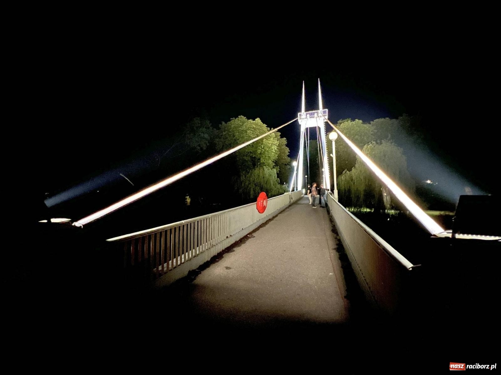 Zdjęcie w galerii na portalu naszraciborz.pl: Raciborskie iluminacje. Zobaczcie, jak podświetlano zabytki i kładkę na Odrze [FOTO i WIDEO] wiadomości z regionu