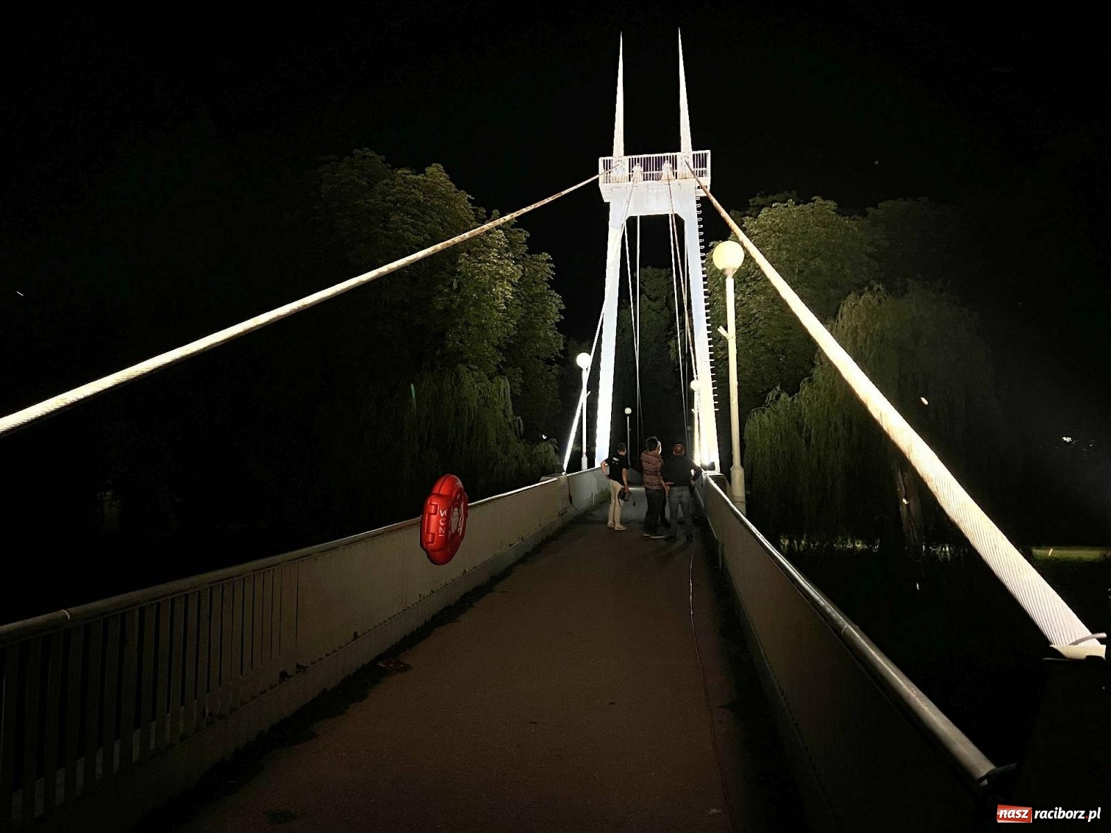 Zdjęcie w galerii na portalu naszraciborz.pl: Raciborskie iluminacje. Zobaczcie, jak podświetlano zabytki i kładkę na Odrze [FOTO i WIDEO] wiadomości z regionu
