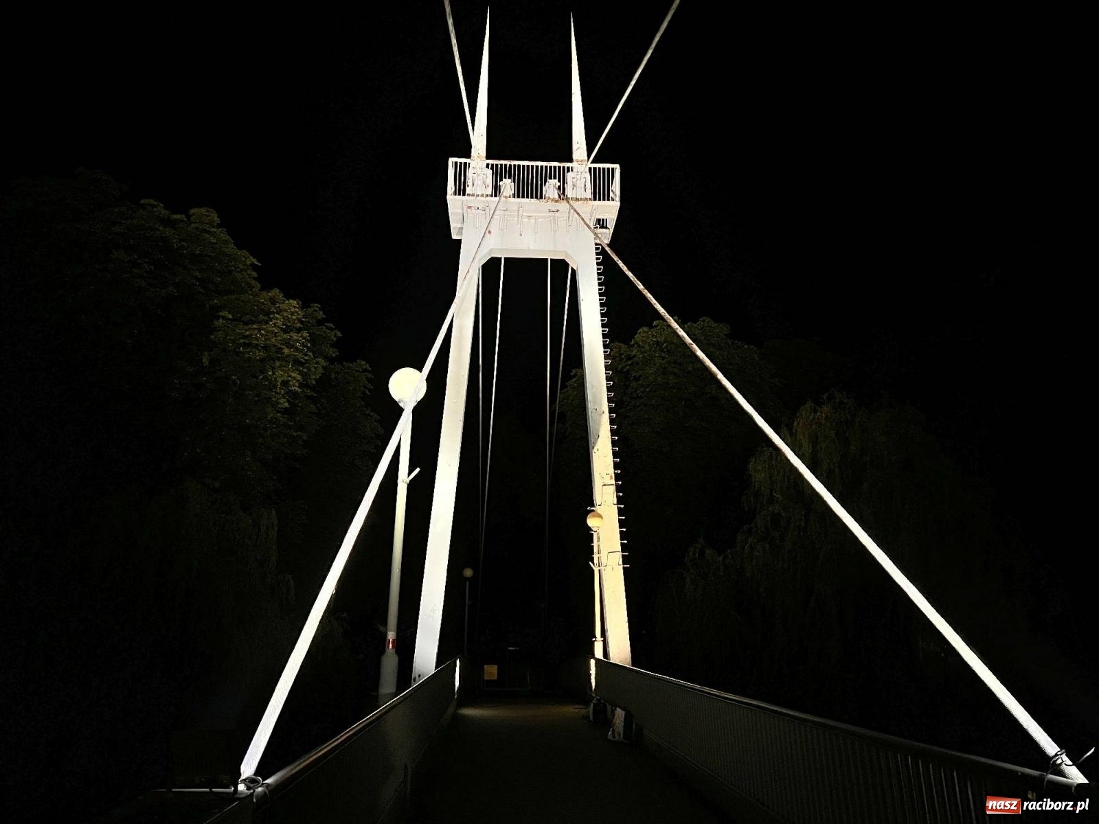 Zdjęcie w galerii na portalu naszraciborz.pl: Raciborskie iluminacje. Zobaczcie, jak podświetlano zabytki i kładkę na Odrze [FOTO i WIDEO] wiadomości z regionu