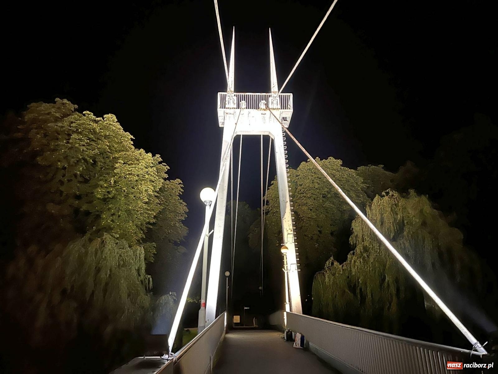 Zdjęcie w galerii na portalu naszraciborz.pl: Raciborskie iluminacje. Zobaczcie, jak podświetlano zabytki i kładkę na Odrze [FOTO i WIDEO] wiadomości z regionu