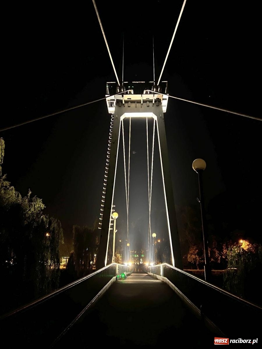 Zdjęcie w galerii na portalu naszraciborz.pl: Raciborskie iluminacje. Zobaczcie, jak podświetlano zabytki i kładkę na Odrze [FOTO i WIDEO] wiadomości z regionu