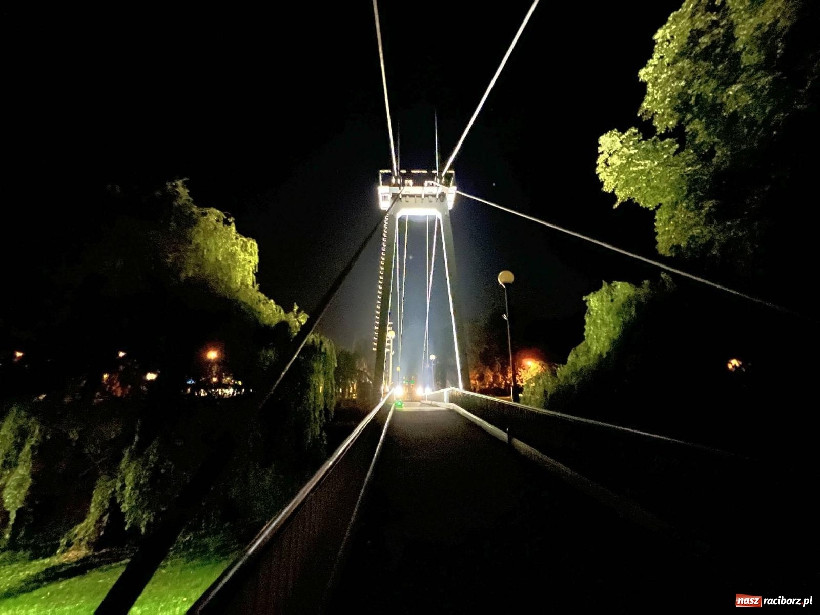 Zdjęcie w galerii na portalu naszraciborz.pl: Raciborskie iluminacje. Zobaczcie, jak podświetlano zabytki i kładkę na Odrze [FOTO i WIDEO] wiadomości z regionu