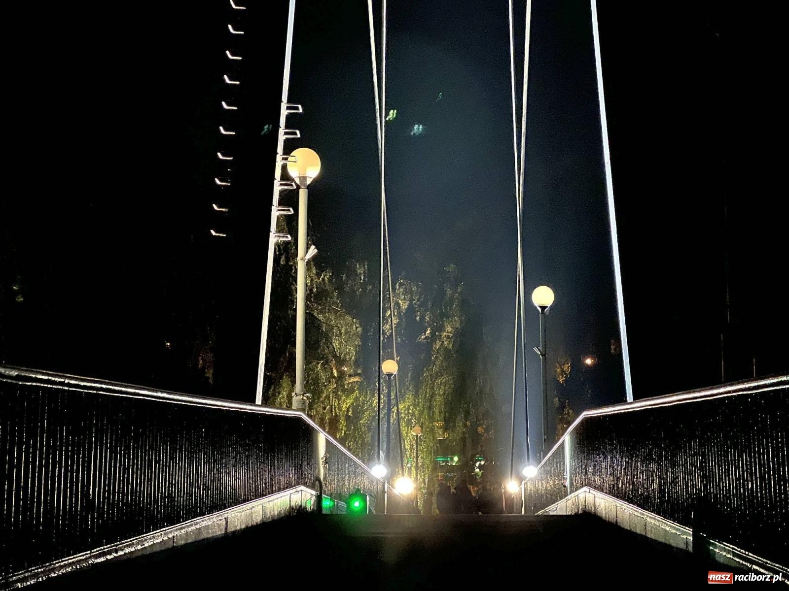 Zdjęcie w galerii na portalu naszraciborz.pl: Raciborskie iluminacje. Zobaczcie, jak podświetlano zabytki i kładkę na Odrze [FOTO i WIDEO] wiadomości z regionu
