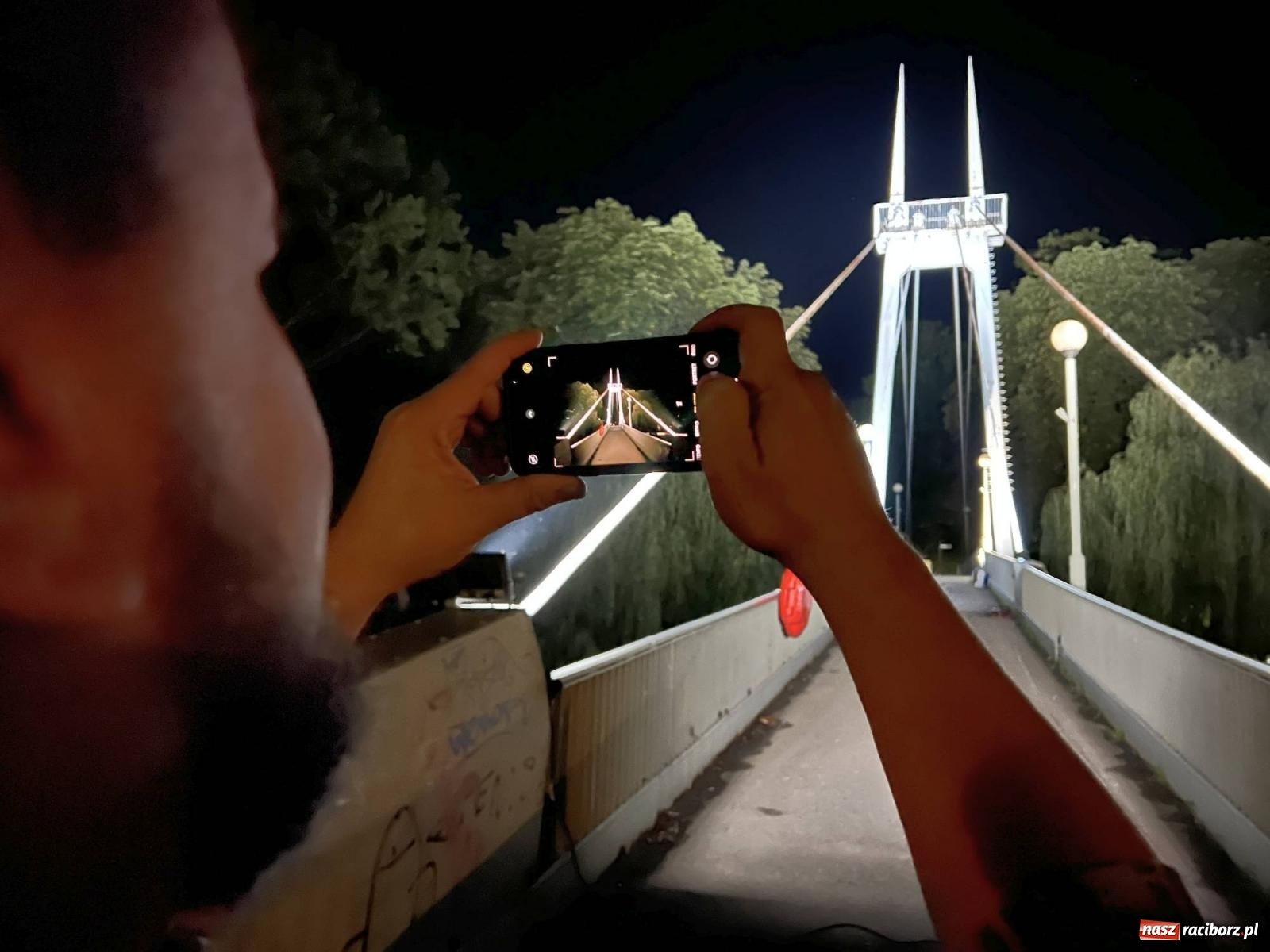 Zdjęcie w galerii na portalu naszraciborz.pl: Raciborskie iluminacje. Zobaczcie, jak podświetlano zabytki i kładkę na Odrze [FOTO i WIDEO] wiadomości z regionu