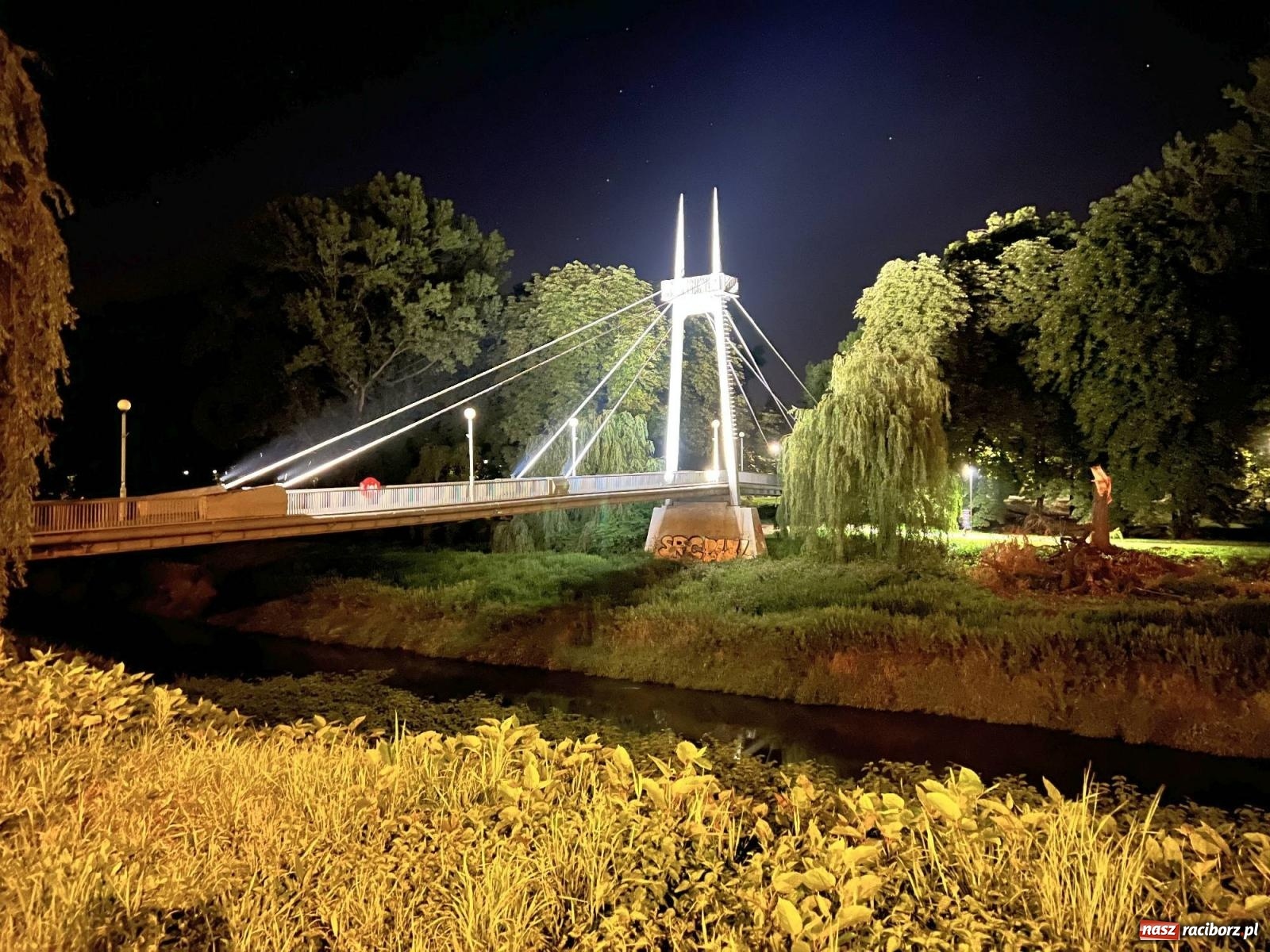 Zdjęcie w galerii na portalu naszraciborz.pl: Raciborskie iluminacje. Zobaczcie, jak podświetlano zabytki i kładkę na Odrze [FOTO i WIDEO] wiadomości z regionu