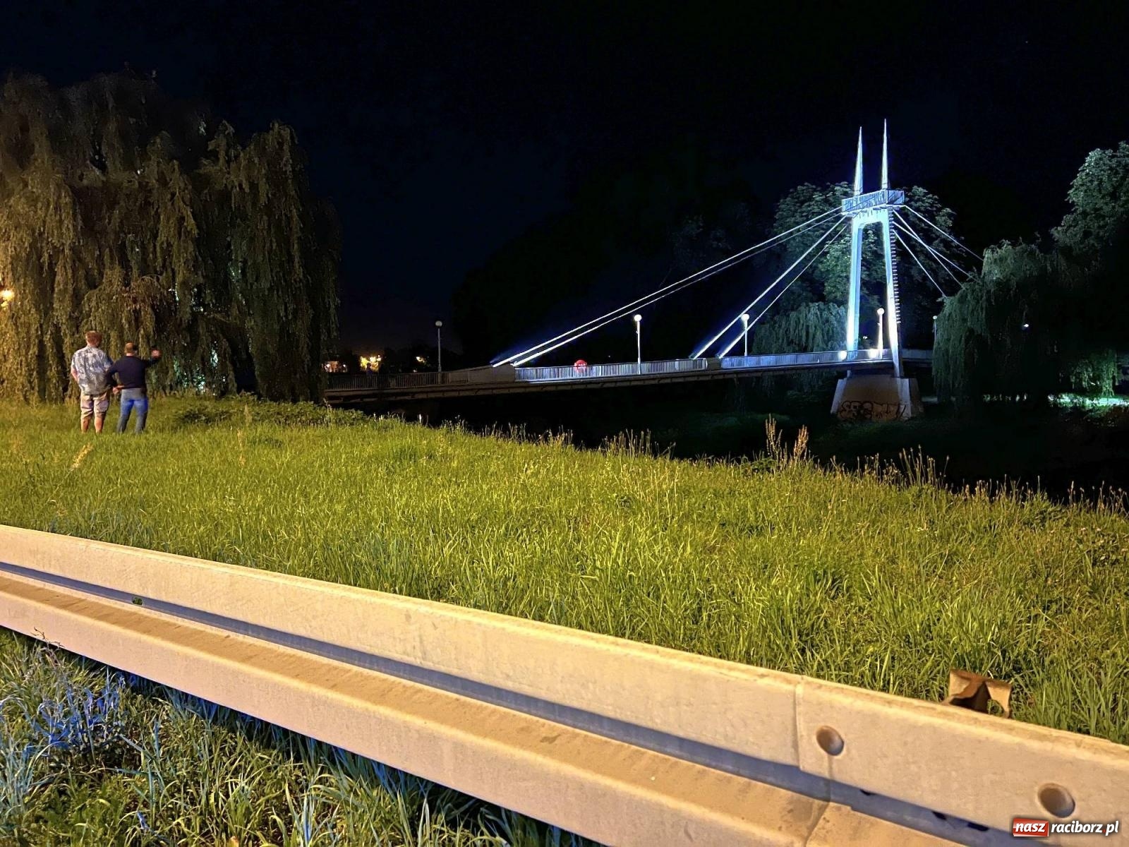 Zdjęcie w galerii na portalu naszraciborz.pl: Raciborskie iluminacje. Zobaczcie, jak podświetlano zabytki i kładkę na Odrze [FOTO i WIDEO] wiadomości z regionu