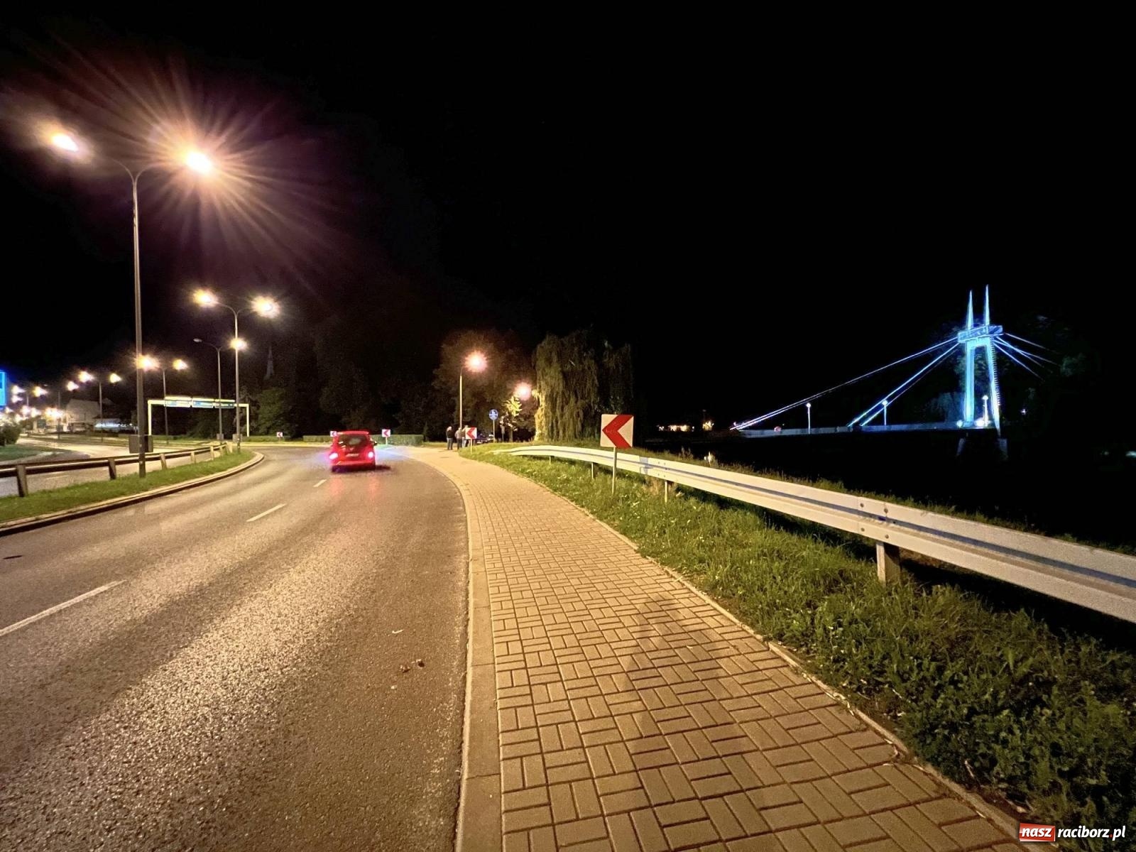 Zdjęcie w galerii na portalu naszraciborz.pl: Raciborskie iluminacje. Zobaczcie, jak podświetlano zabytki i kładkę na Odrze [FOTO i WIDEO] wiadomości z regionu