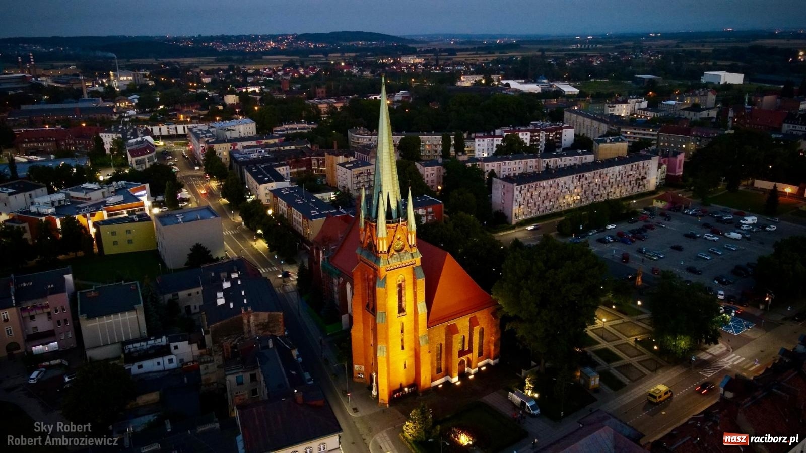 Zdjęcie w galerii na portalu naszraciborz.pl: LEDowa iluminacja kościoła farnego z lotu ptaka wiadomości z regionu