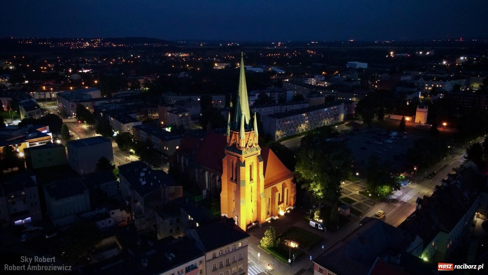 Zdjęcie w galerii na portalu naszraciborz.pl: LEDowa iluminacja kościoła farnego z lotu ptaka wiadomości z regionu