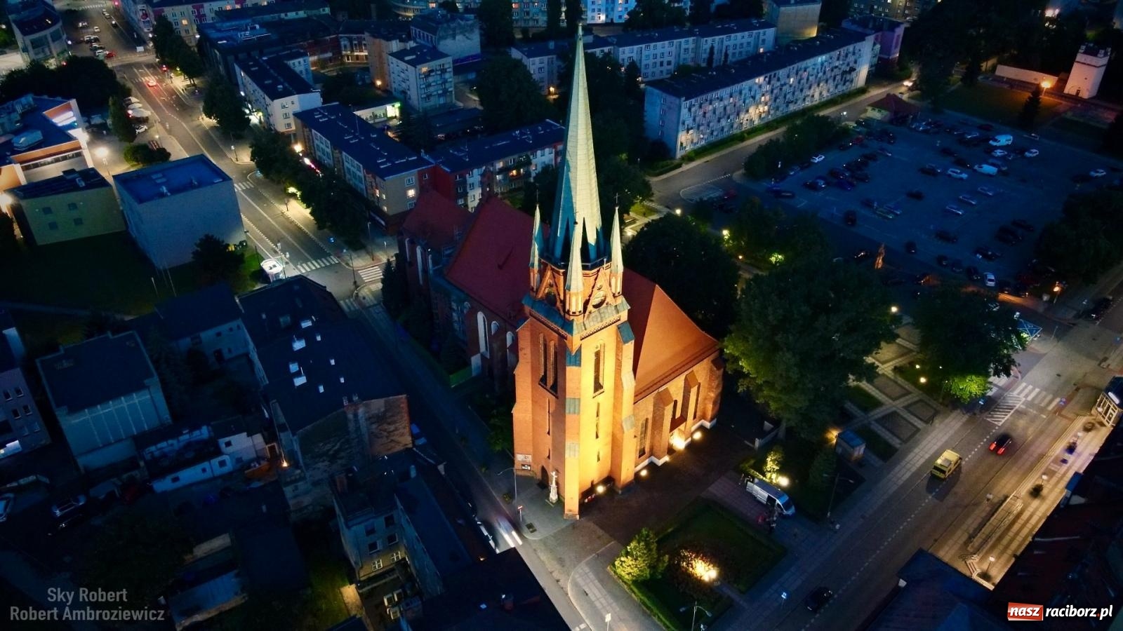 Zdjęcie w galerii na portalu naszraciborz.pl: LEDowa iluminacja kościoła farnego z lotu ptaka wiadomości z regionu
