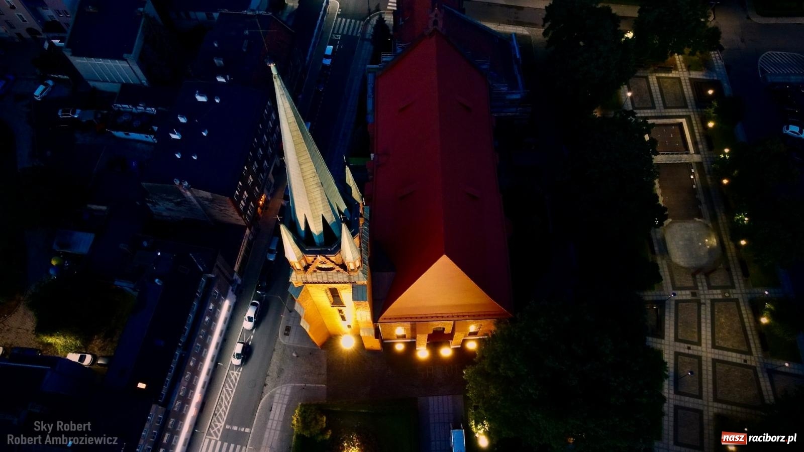 Zdjęcie w galerii na portalu naszraciborz.pl: LEDowa iluminacja kościoła farnego z lotu ptaka wiadomości z regionu