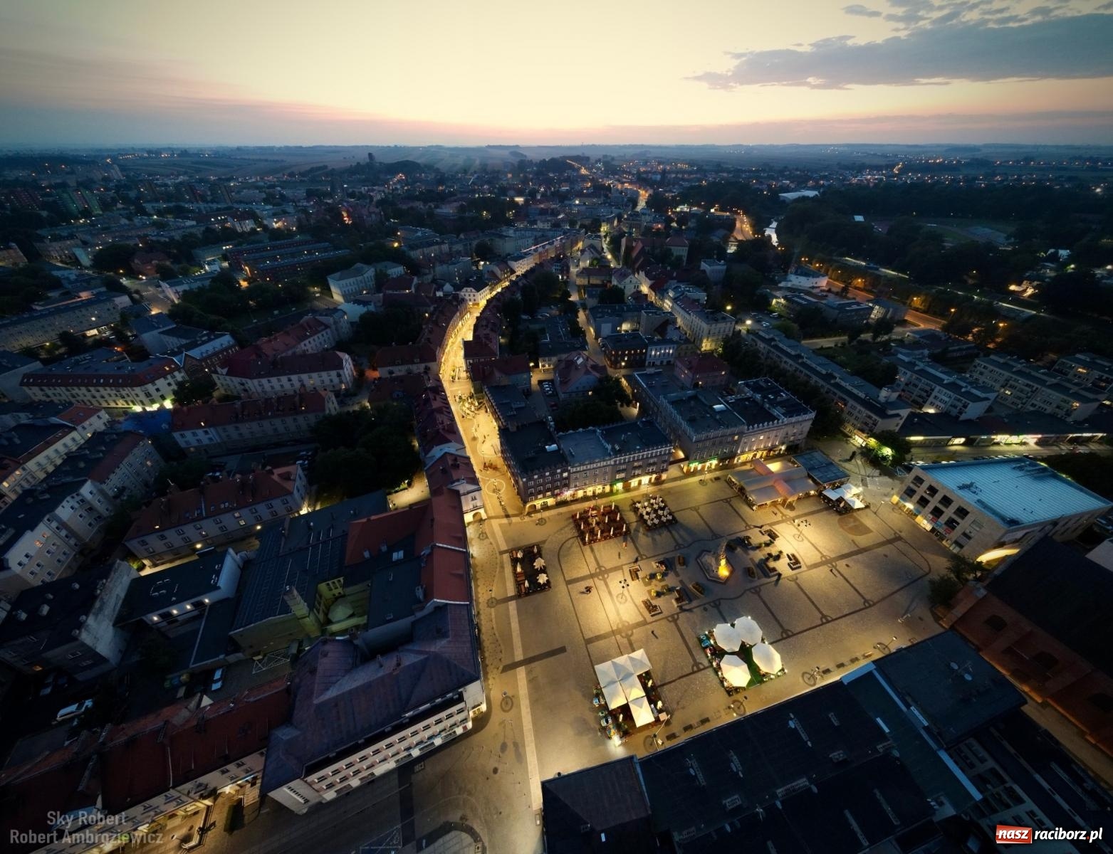 Zdjęcie w galerii na portalu naszraciborz.pl: LEDowa iluminacja kościoła farnego z lotu ptaka wiadomości z regionu