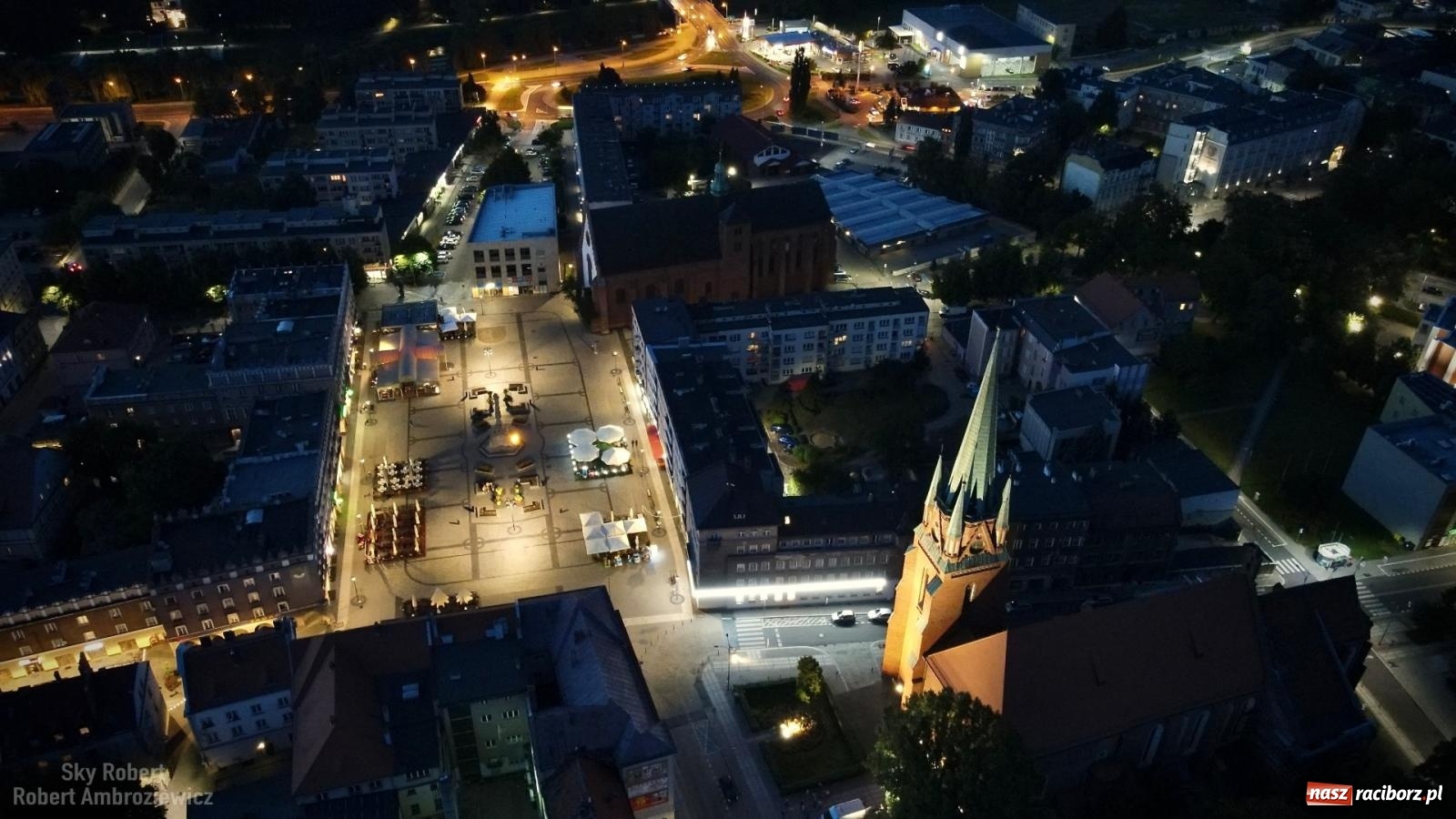 Zdjęcie w galerii na portalu naszraciborz.pl: LEDowa iluminacja kościoła farnego z lotu ptaka wiadomości z regionu