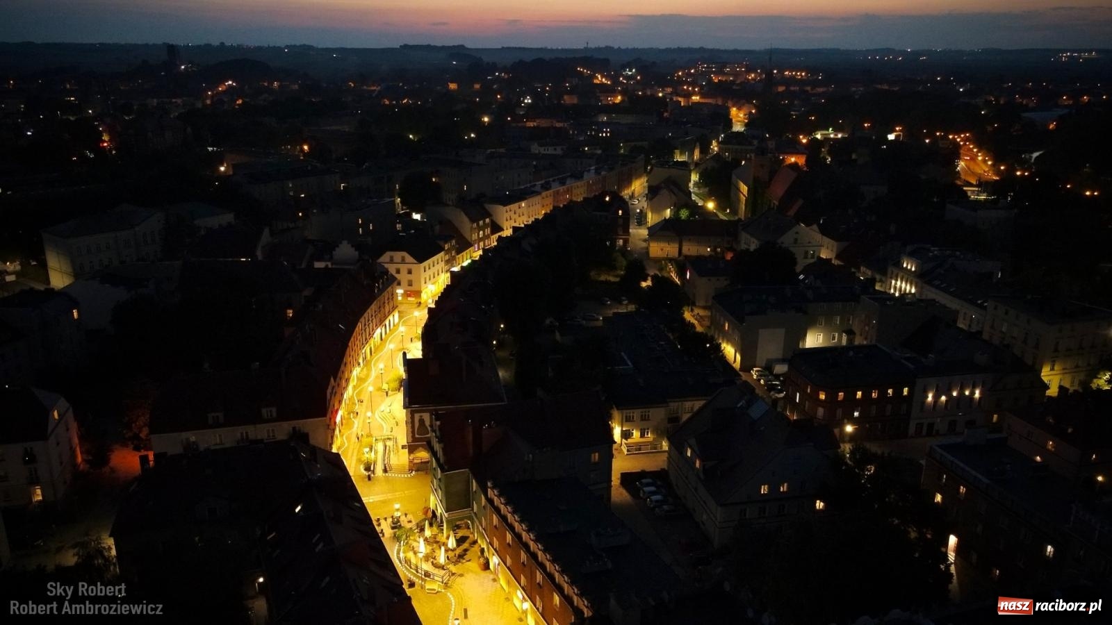 Zdjęcie w galerii na portalu naszraciborz.pl: LEDowa iluminacja kościoła farnego z lotu ptaka wiadomości z regionu