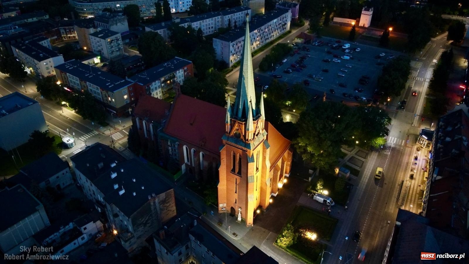 Zdjęcie w galerii na portalu naszraciborz.pl: LEDowa iluminacja kościoła farnego z lotu ptaka wiadomości z regionu