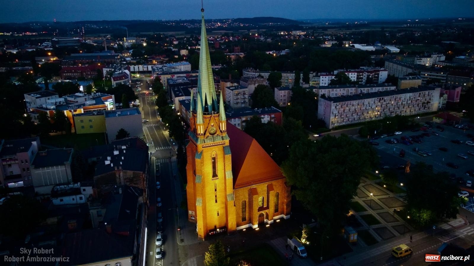 Zdjęcie w galerii na portalu naszraciborz.pl: LEDowa iluminacja kościoła farnego z lotu ptaka wiadomości z regionu