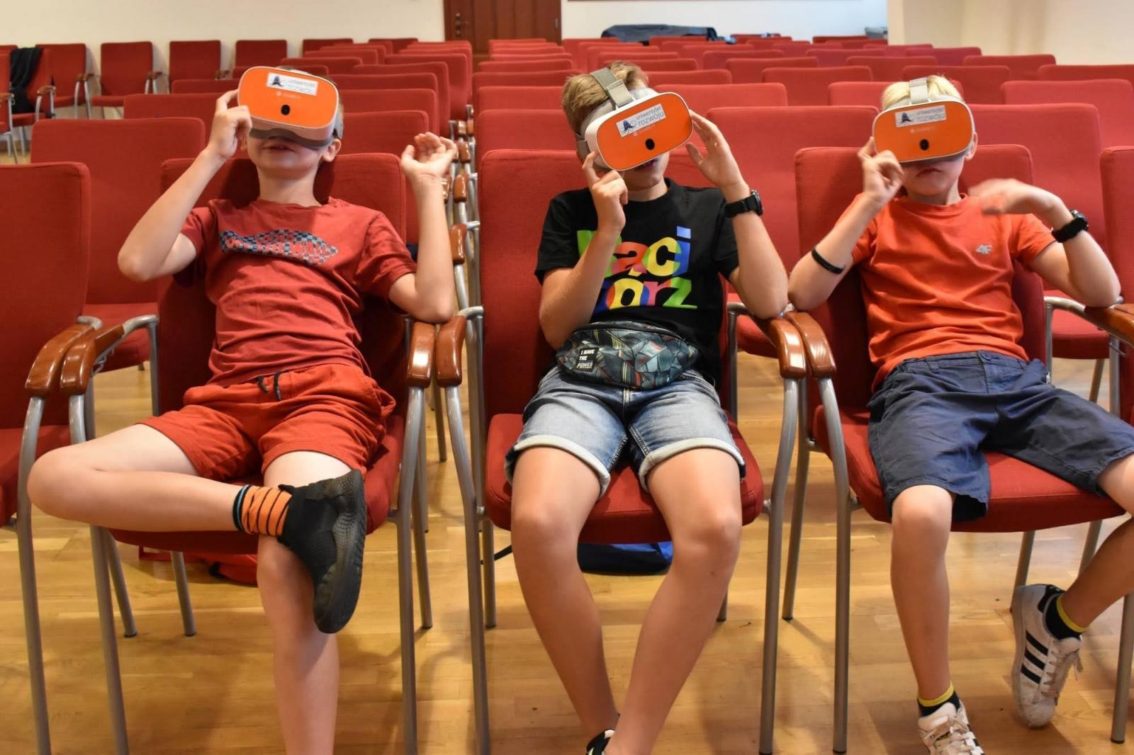 Zdjęcie w galerii na portalu naszraciborz.pl: Wakacje na zamku z naukobusem i wirtualną rzeczywistością wiadomości z regionu