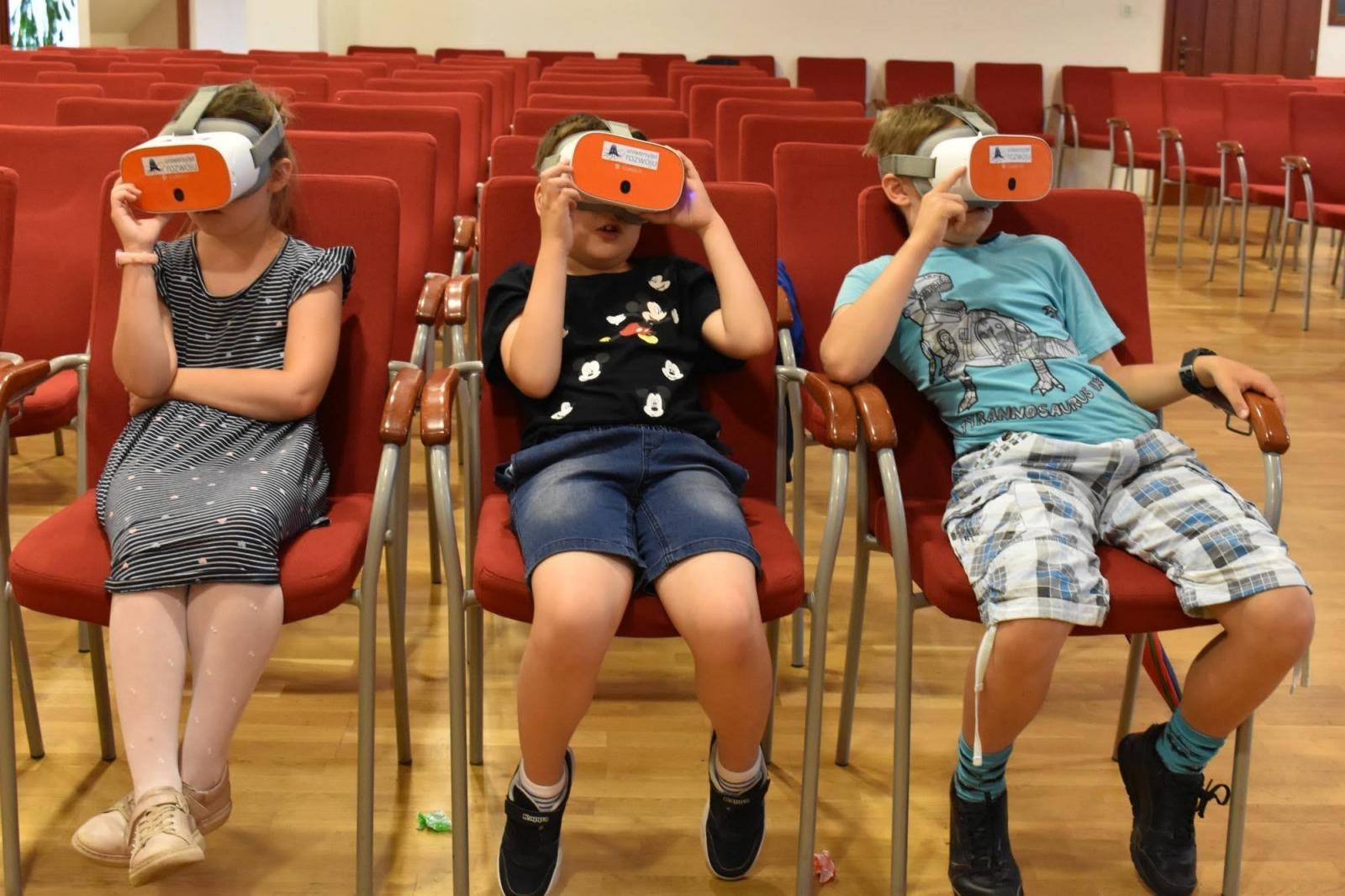 Zdjęcie w galerii na portalu naszraciborz.pl: Wakacje na zamku z naukobusem i wirtualną rzeczywistością wiadomości z regionu