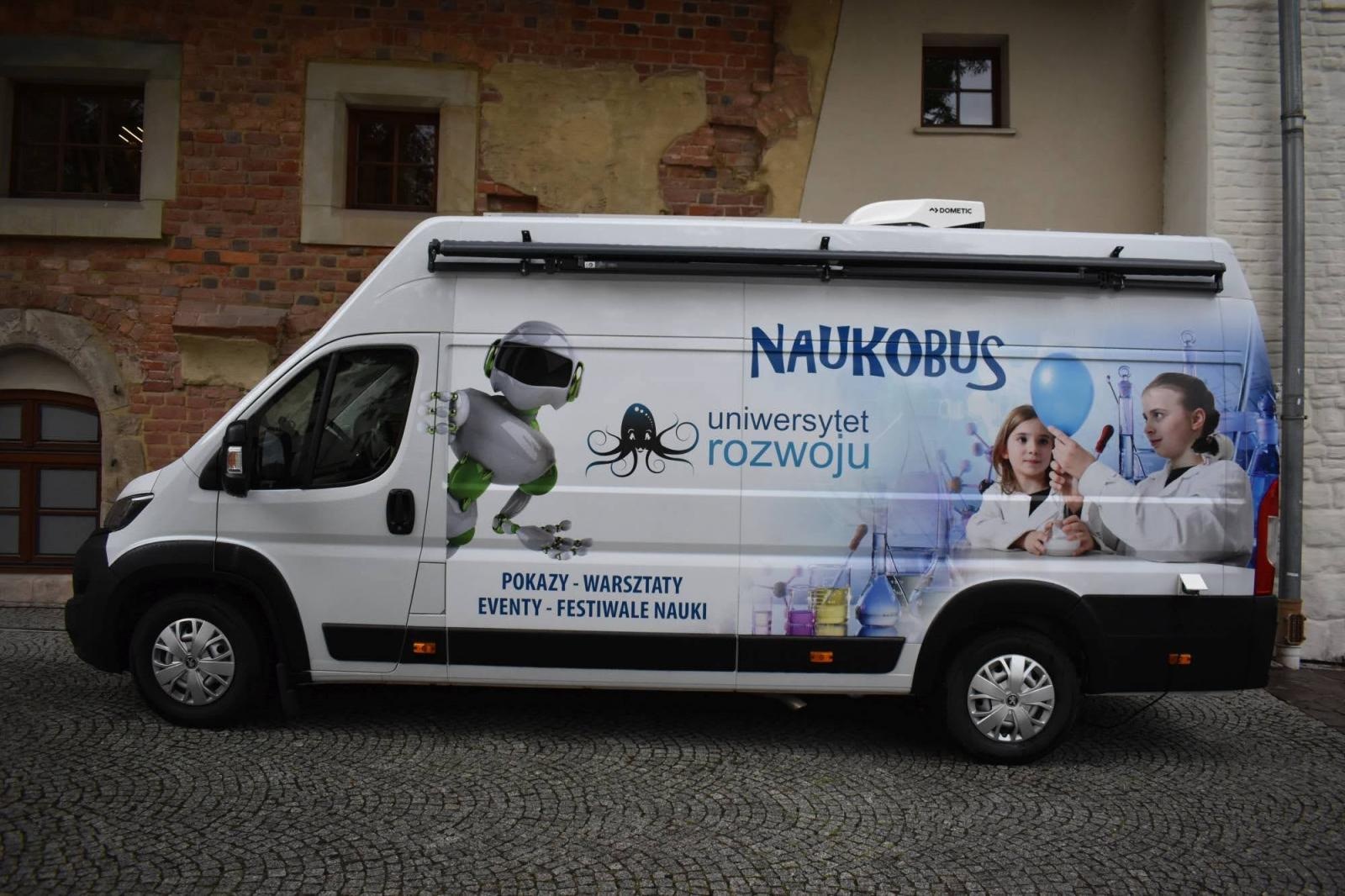 Zdjęcie w galerii na portalu naszraciborz.pl: Wakacje na zamku z naukobusem i wirtualną rzeczywistością wiadomości z regionu