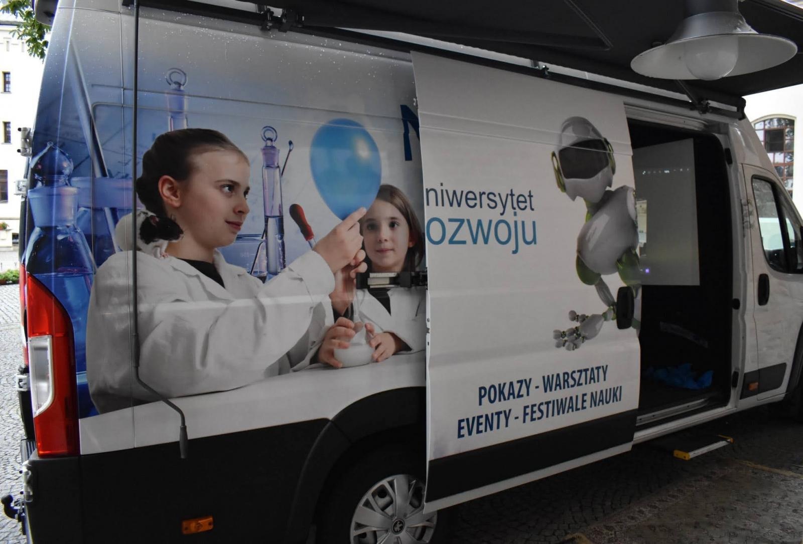 Zdjęcie w galerii na portalu naszraciborz.pl: Wakacje na zamku z naukobusem i wirtualną rzeczywistością wiadomości z regionu