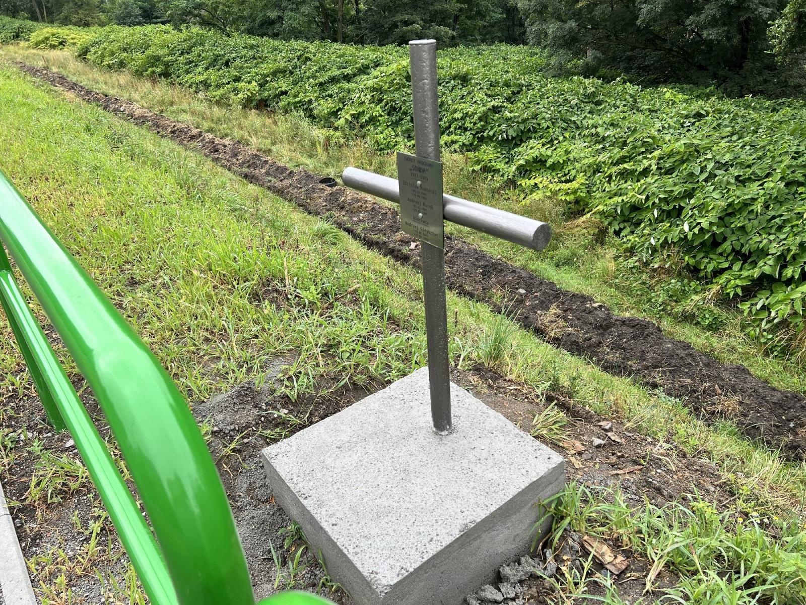 Zdjęcie w galerii na portalu naszraciborz.pl: Przy zmodernizowanej drodze Racibórz-Rybnik stanął krzyż wiadomości z regionu