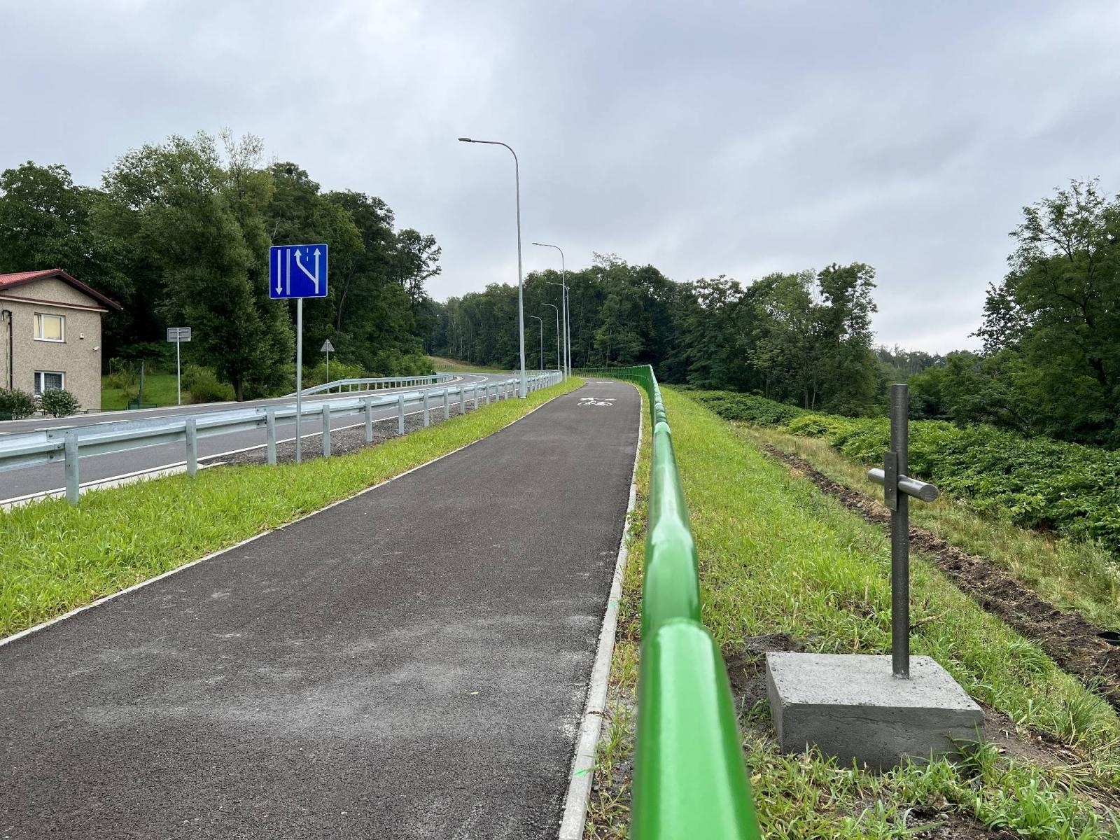 Zdjęcie w galerii na portalu naszraciborz.pl: Przy zmodernizowanej drodze Racibórz-Rybnik stanął krzyż wiadomości z regionu