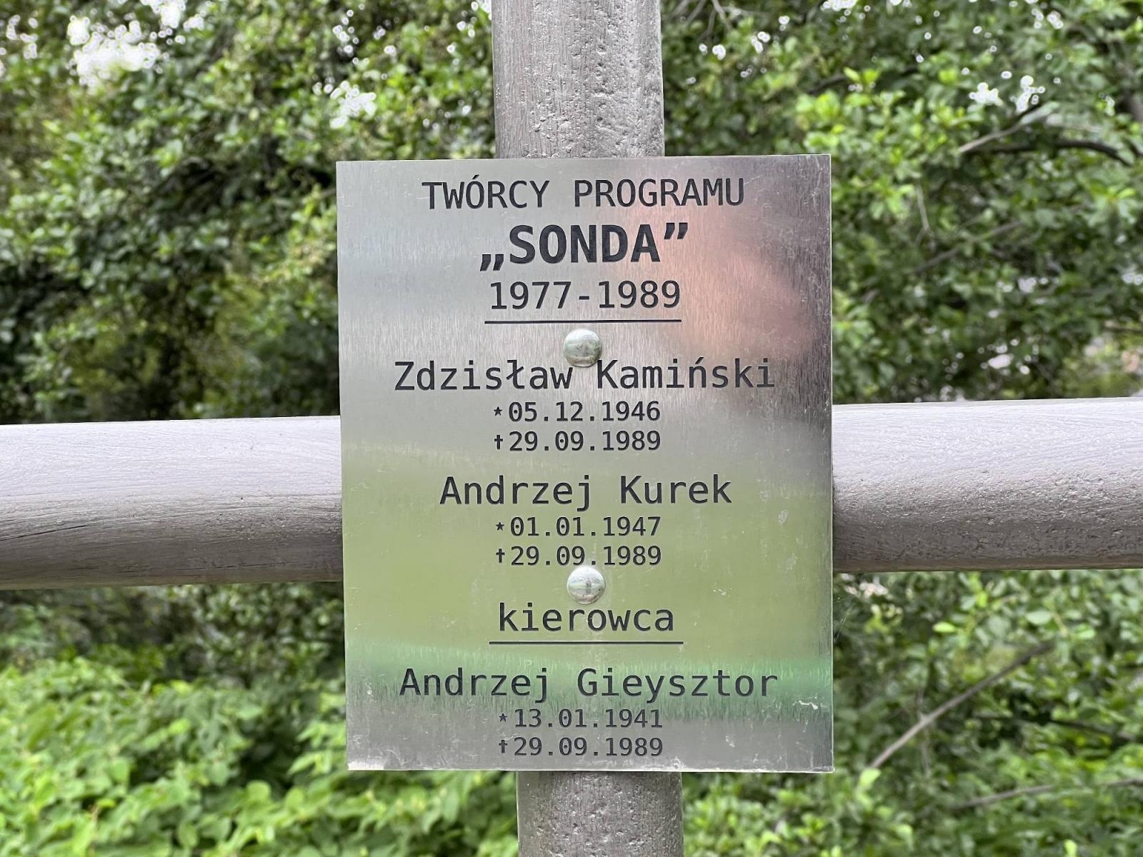 Zdjęcie w galerii na portalu naszraciborz.pl: Przy zmodernizowanej drodze Racibórz-Rybnik stanął krzyż wiadomości z regionu