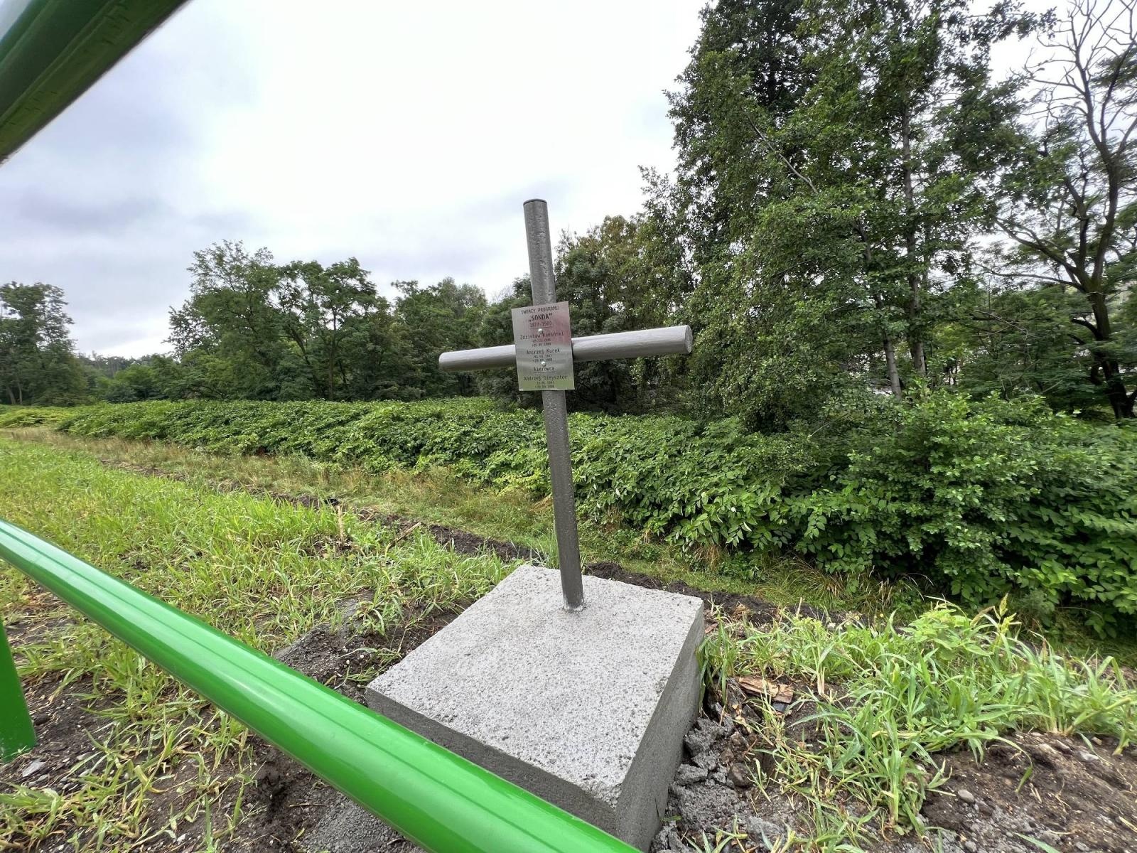 Zdjęcie w galerii na portalu naszraciborz.pl: Przy zmodernizowanej drodze Racibórz-Rybnik stanął krzyż wiadomości z regionu