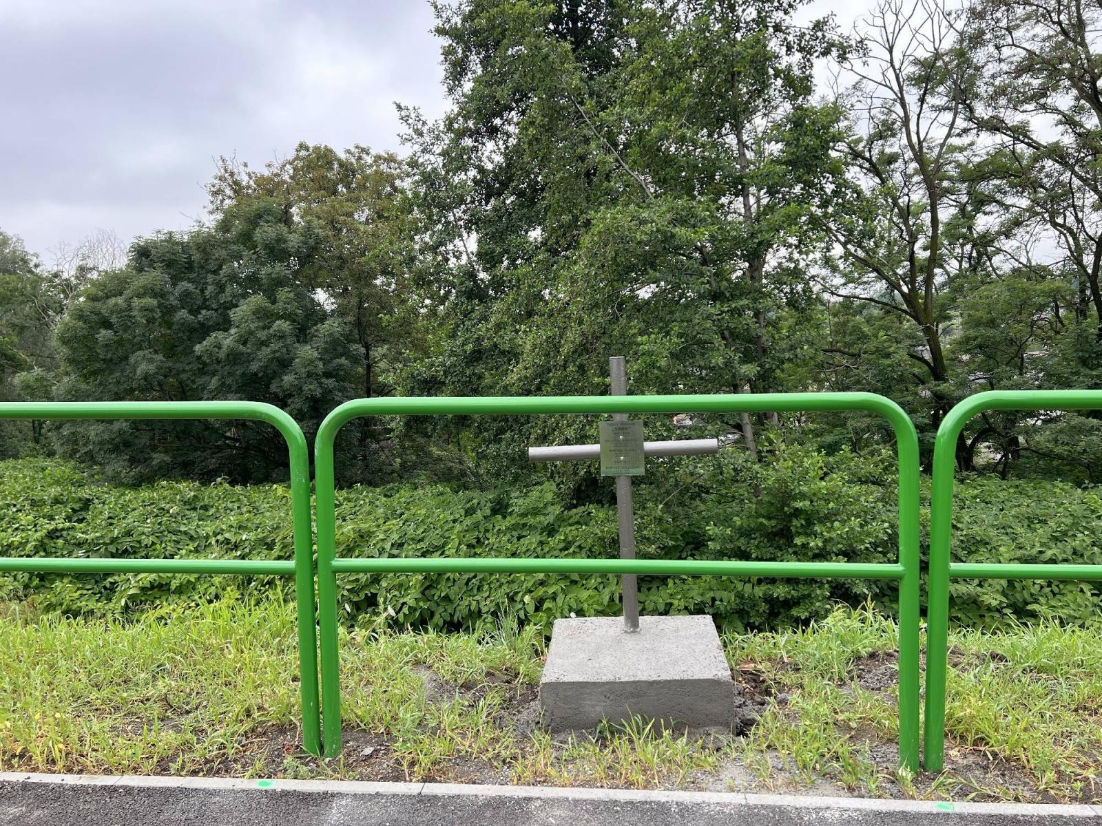 Zdjęcie w galerii na portalu naszraciborz.pl: Przy zmodernizowanej drodze Racibórz-Rybnik stanął krzyż wiadomości z regionu