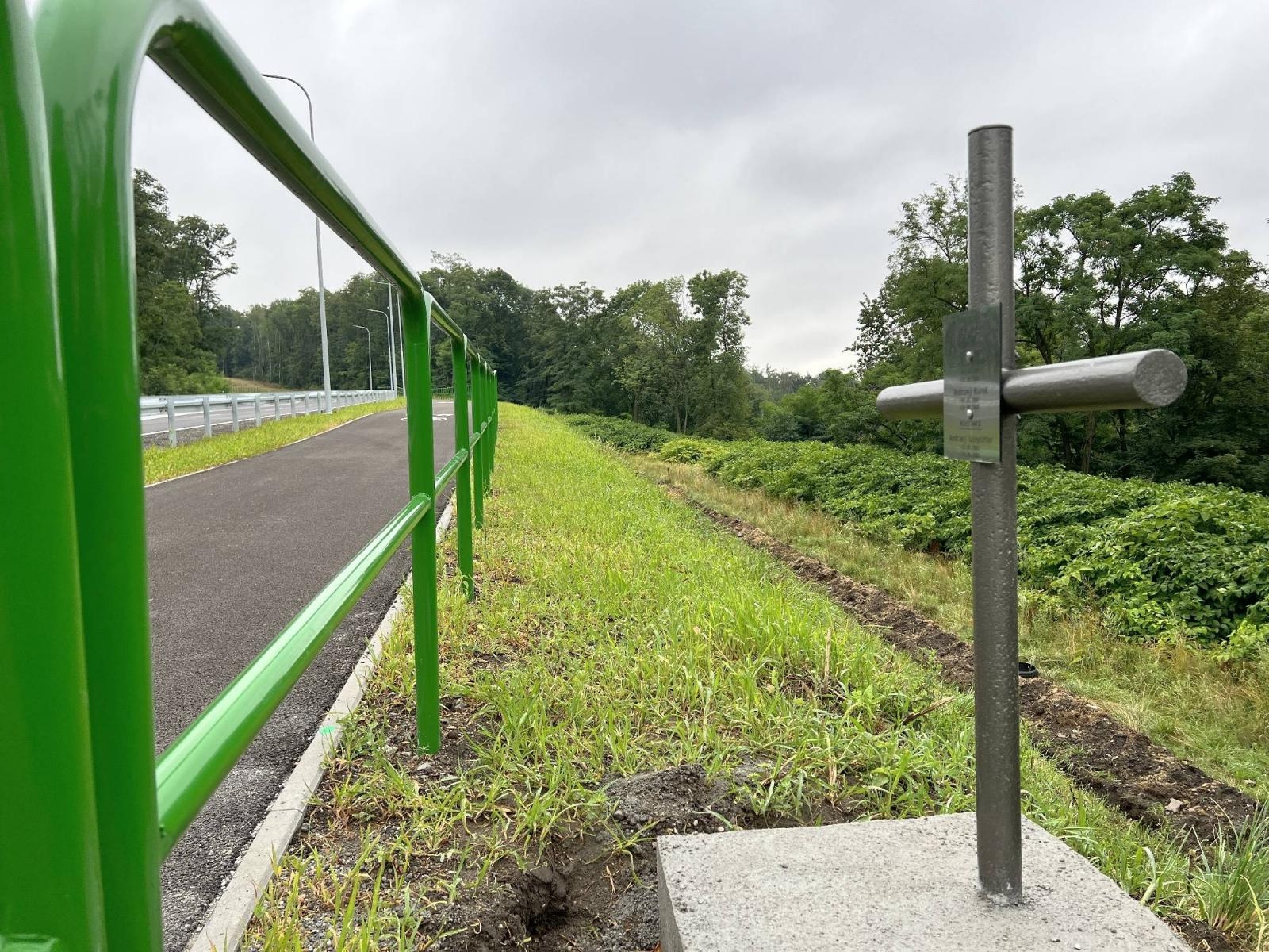 Zdjęcie w galerii na portalu naszraciborz.pl: Przy zmodernizowanej drodze Racibórz-Rybnik stanął krzyż wiadomości z regionu